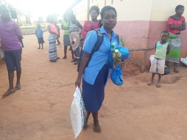 Carlota Horácio and her family received 1 hygiene kit, 1 food kit and 1 seeds kit. They know that this support will not solve all of their problems, but they are very happy because they have food and toiletries and can start to grow their fields again.