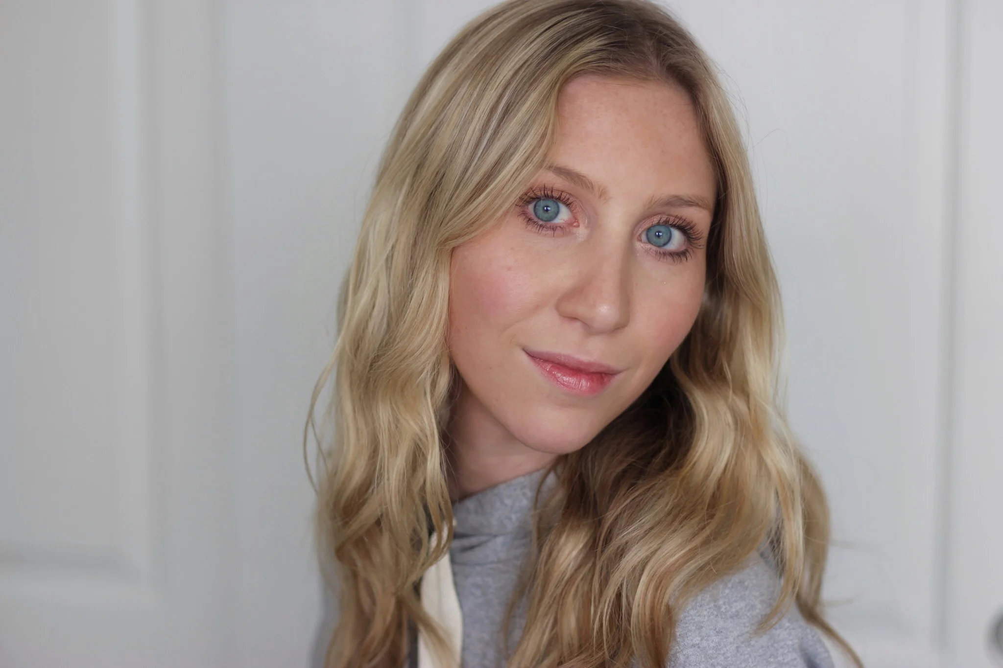 Carly of Au Courant Life showing natural hair routine
