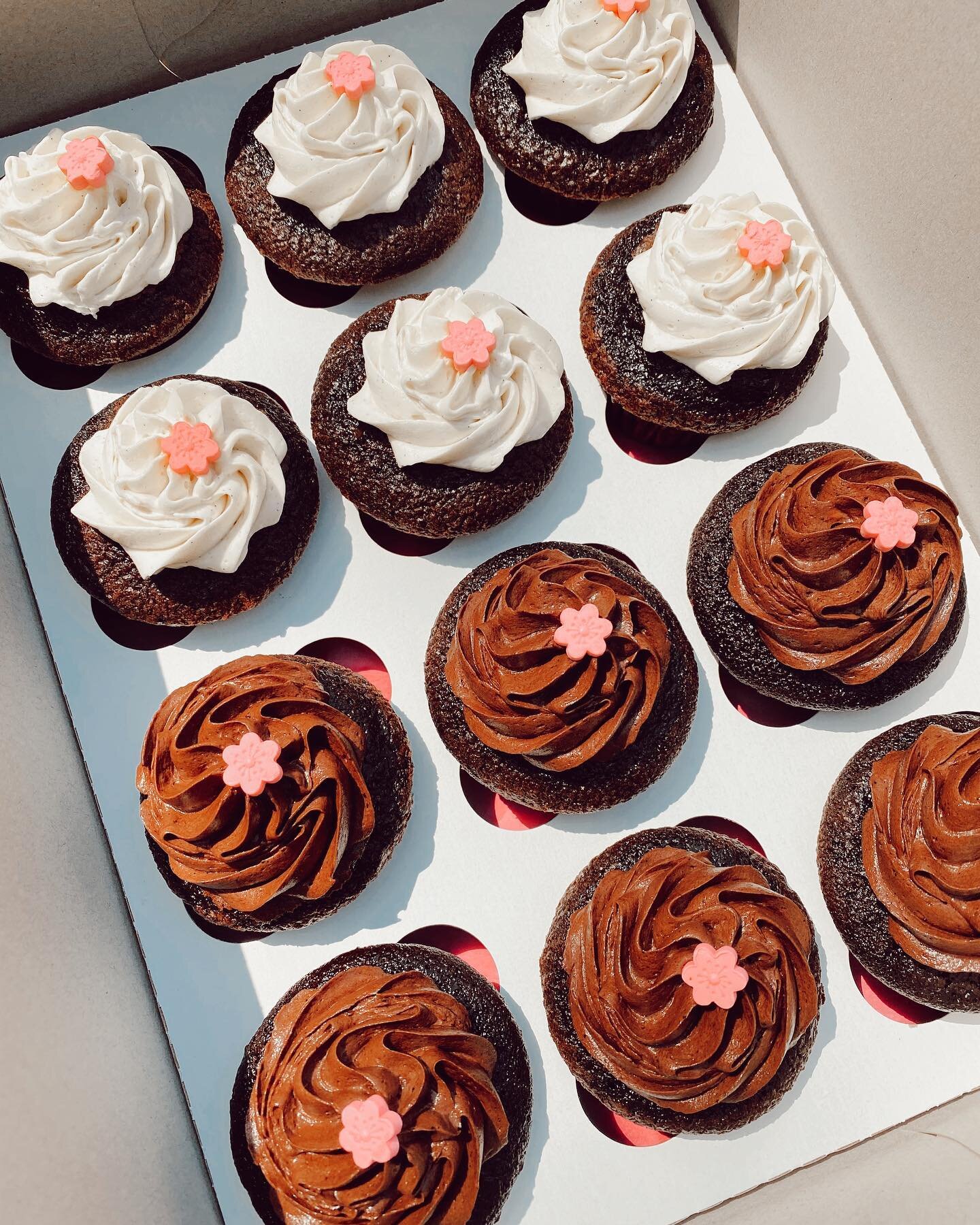 Wishing Dr. Anomis and Nicholas the happiest 9th Wedding Anniversary and we are so grateful that you chose our &ldquo;Signature Chocolate&rdquo; and &ldquo;Black &amp; White&rdquo; cupcakes for your special day. 

// #SupportBlackOwnedBusiness #Suppo