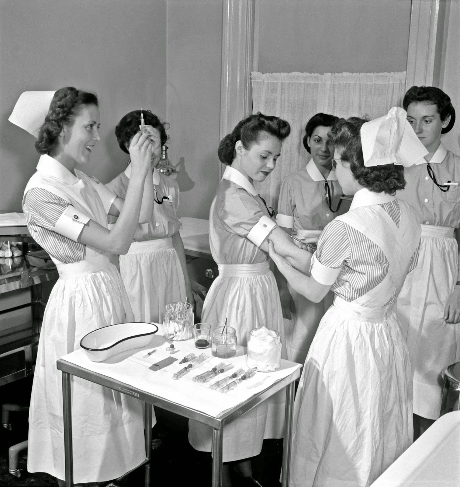 Nurse+training.+In+New+York+City's+School+of+Nursing+Residence,+advanced+students+give+the+Schick+and+Dick+test+(for+Diphtheria+and+Scarlet+Fever,+respectively)+to+the+probationers,+1942.jpg