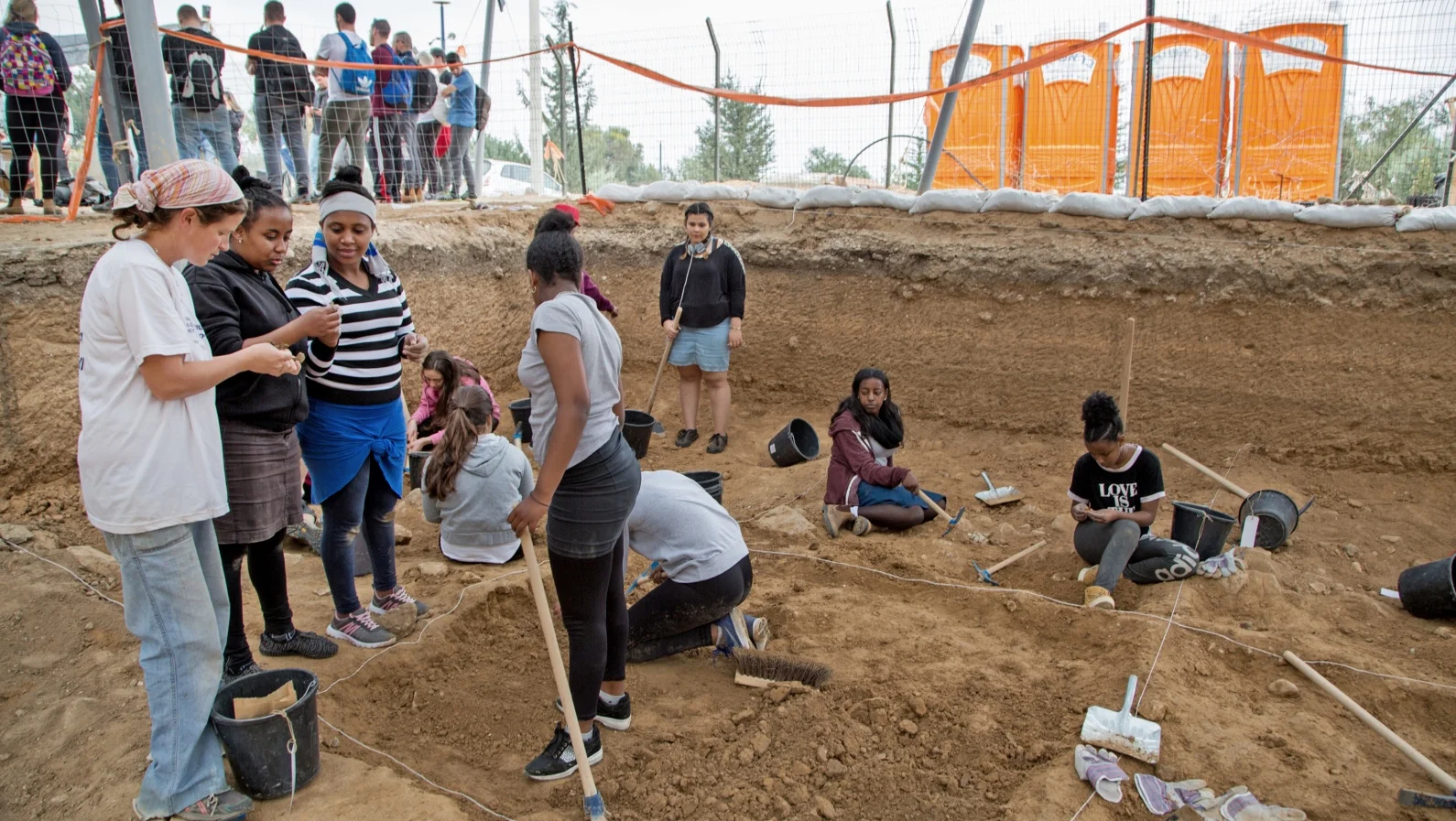 High school students doing archaeological excavations to prepare the Sanhedrin Trail. Photo by Shmuel Magal/Israel Antiquities Authority.