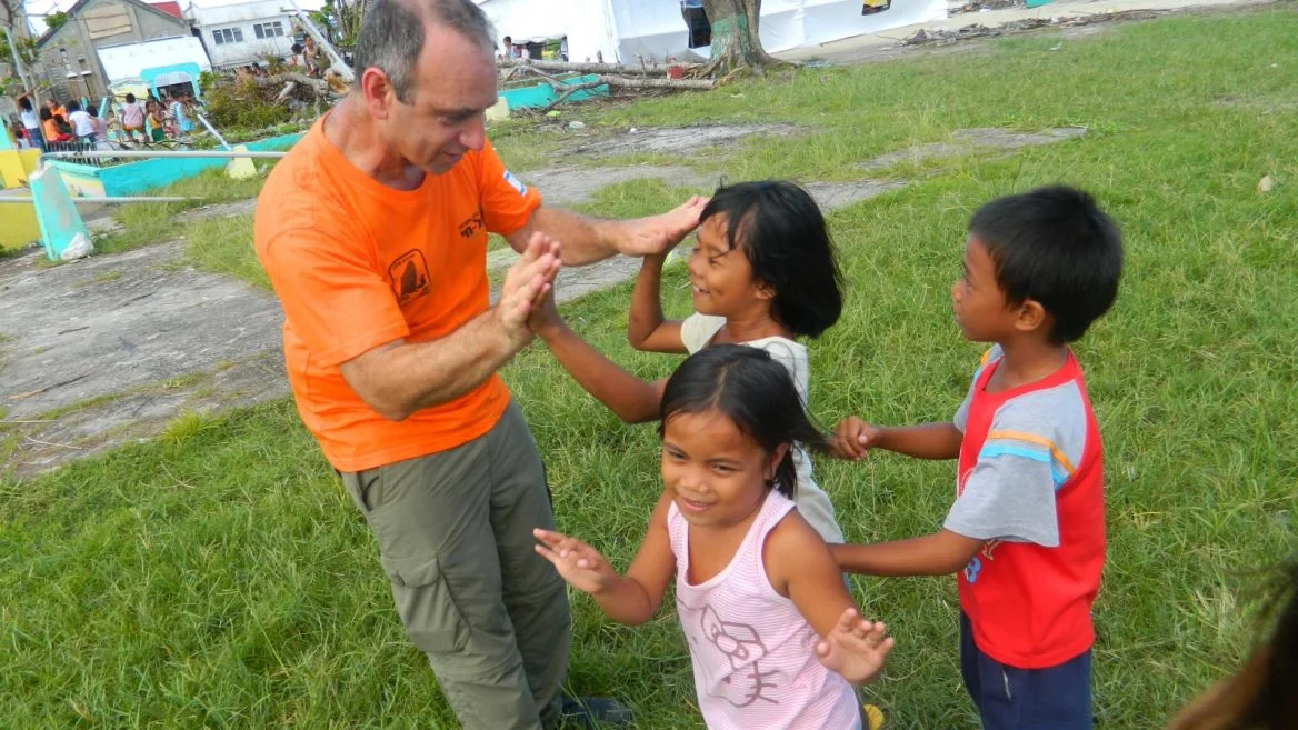 Israeli trauma expert Moshe Farchi working with children affected by the 2013 typhoon in the Philippines. Photo: courtesy ISRAEL21c