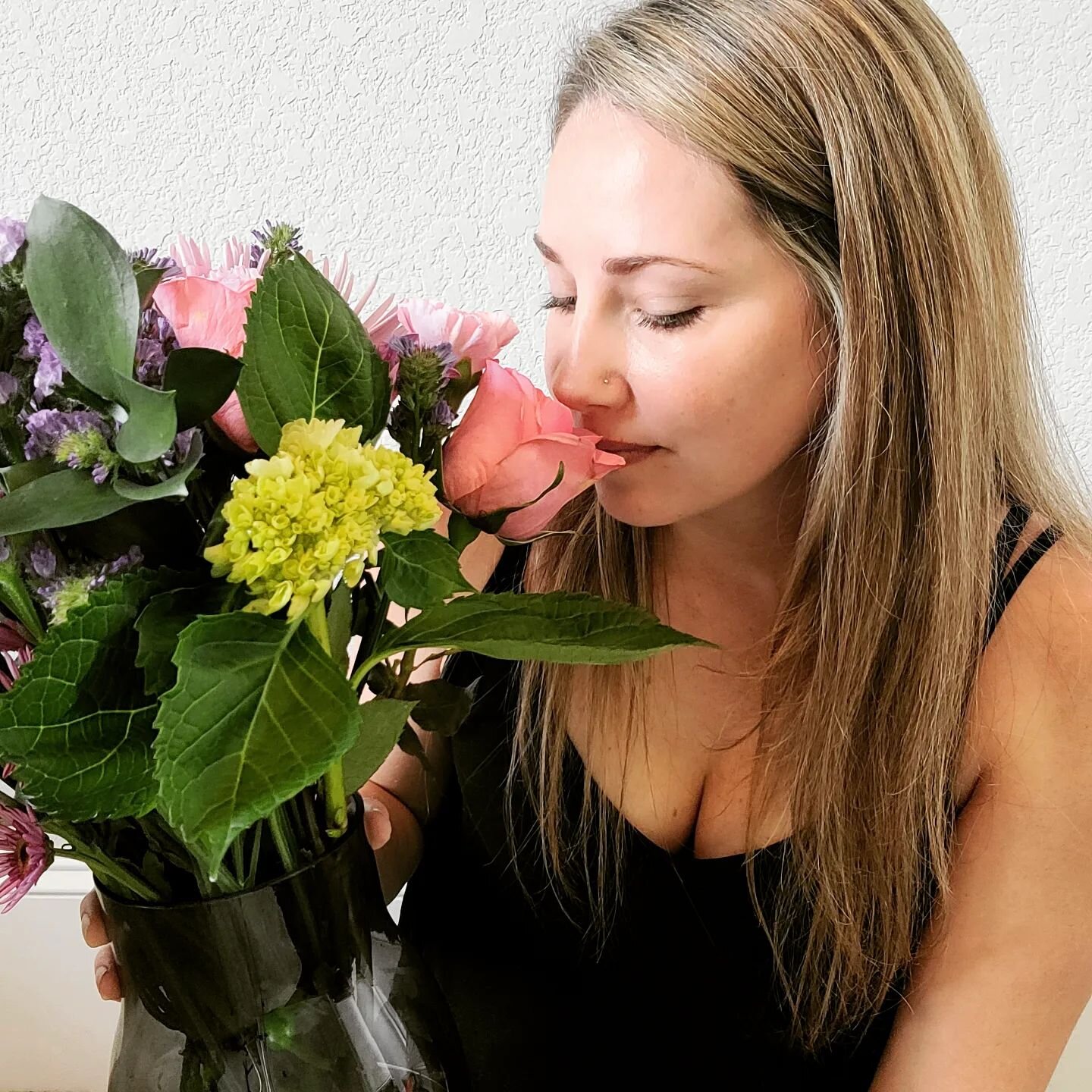 Last night was my last class with a sweet Austin couple and they gave me these beautiful flowers. 💕
⁣
After spending 6 weeks together preparing for their baby's birth, it's always a little bittersweet when class ends. But I know they are prepared an