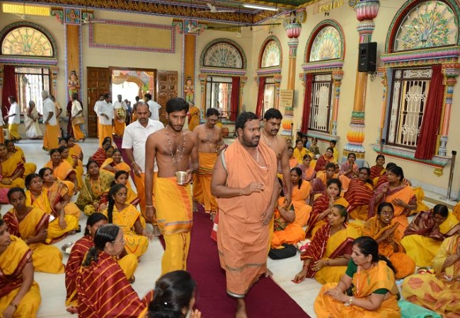 Devotees greet Amma in shanti mandapam before beginning daily pooja