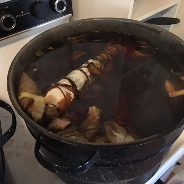 In the pot with onion skins and boil for 3 hours.