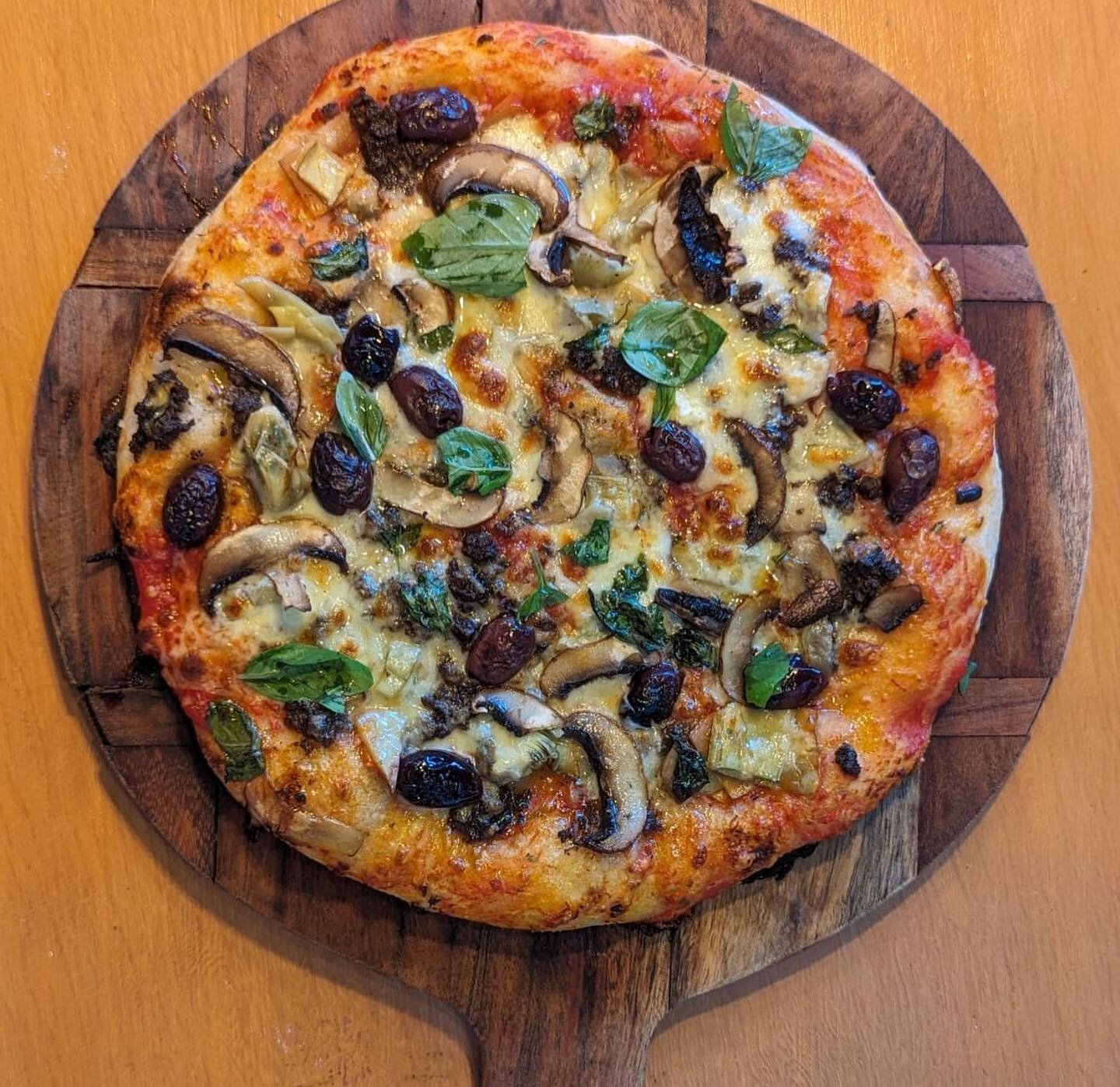 @flutterbuckspizza NEW! Pizza menu has now launched and it&rsquo;s time to come and sample! Every Friday night 6pm to late.. dine in or takeaway&hellip; Live music starts at 7pm..
Book ahead (02) 6679 3221