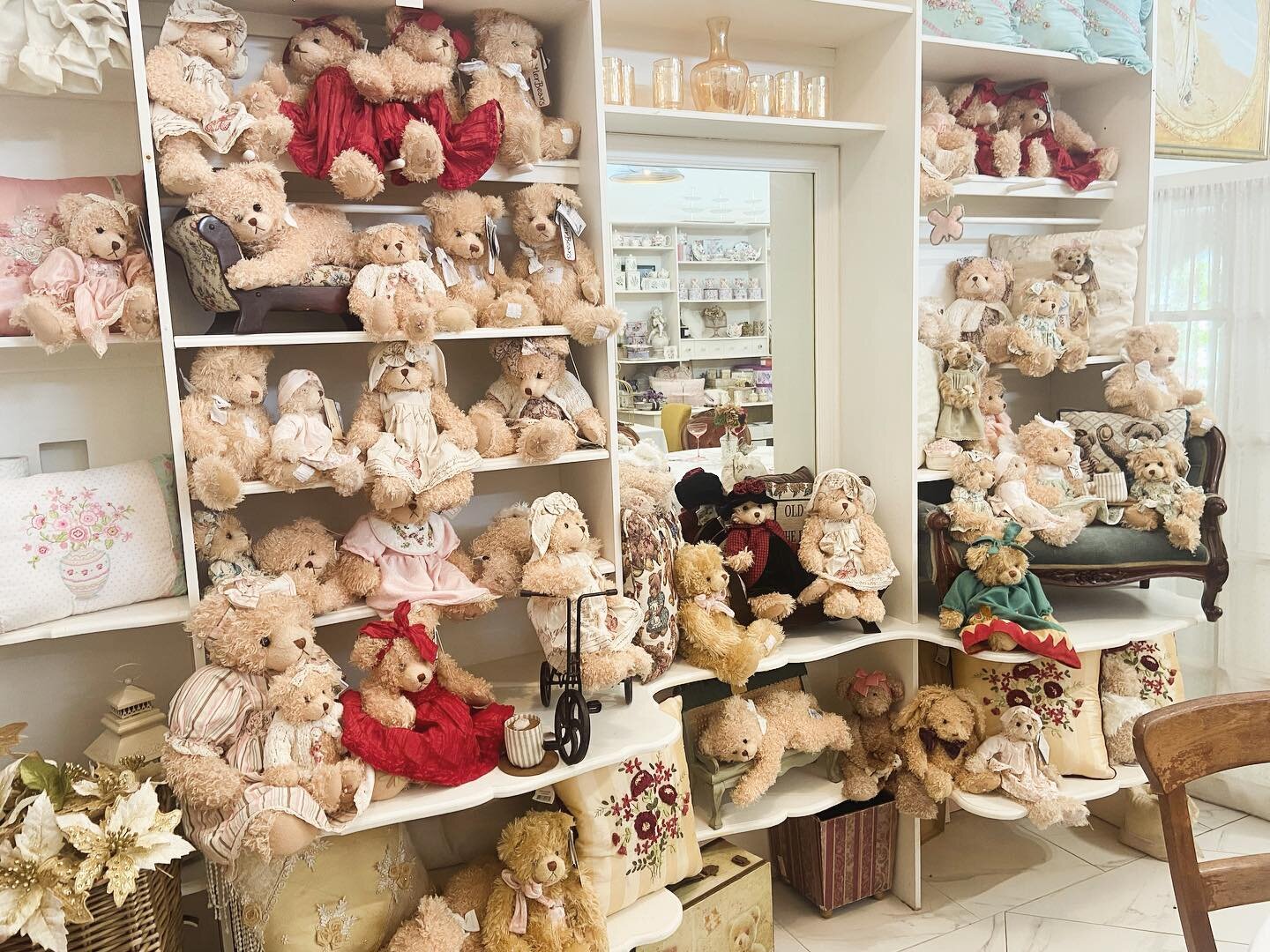 Always delighted to receive the next shipment of Settler Bears from our friends in Fern Tree Gulley, Victoria! 🧸 ❤️