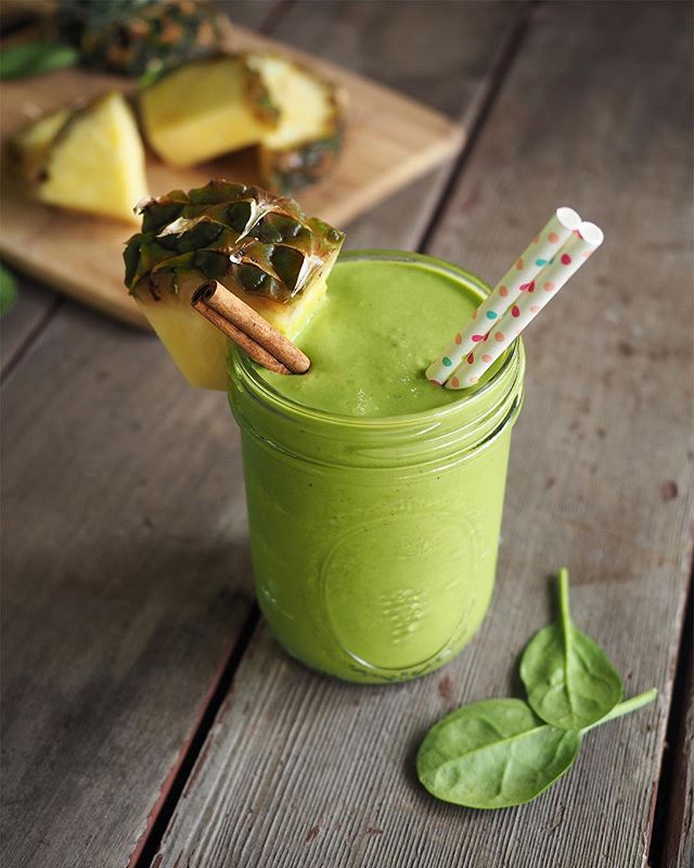Smoothie I'm #currentlycraving? This sweet &amp; spicy tropical green smoothie 😝 Spinach, mango, pineapple, matcha powder, almond butter, cayenne pepper, cinnamon, #mondaymagic ❤️💛💜 Recipe link in profile.