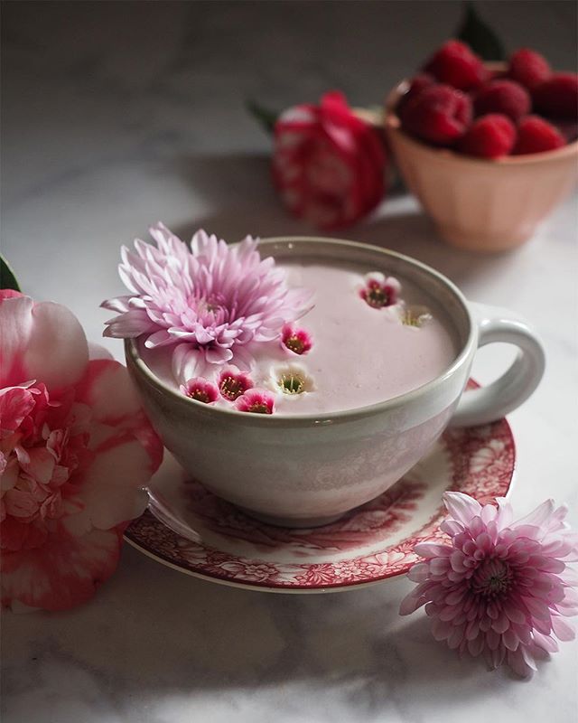 👀 I'm just over here eyeing everything pink for Galentine's Day, wishing this Pink Almond Tea Latte would make itself as I sit in my sweatpants 🌸💕 I don't think my tea kettle heard me... ☹️ Get the recipe in profile + Amazon-Prime-ready tea option