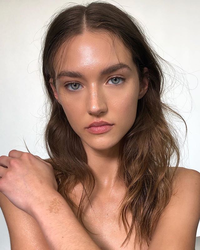 So many fun types of hair textures on set today with @colingaudet45 and @josecorella ✨✨✨ 12 looks on 3 girls, and we’re doing it all again for round 2 tomorrow! Check out my story to see a few of the fun looks we created X using the @pureologyus Multi Tasking Hair Beautifier to prep the hair, @amika Brooklyn Blowout to add volume and hold, @elevenaustralia Shine serum to add details to the ends and @oribe Starglow to keep the stubborn hairline frizz in (perfectly/imperfect) place 🙆🏼♀️✨💪🏻