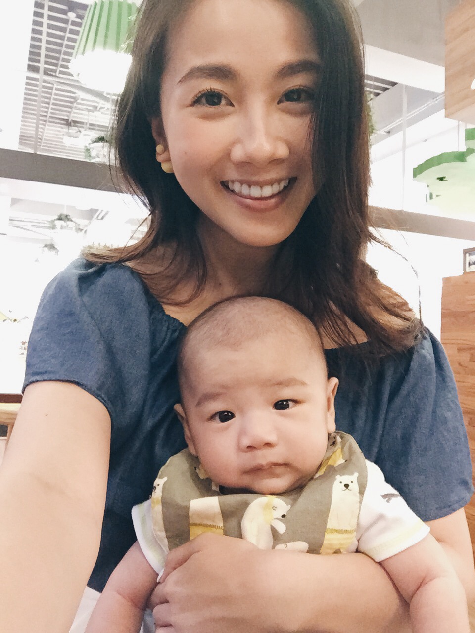  Meet Jadan! He's the new born son of my old friend Carrie. I met her 10 years ago when I was in NY and now she has a baby and I am moving to NY! #life  這位寶寶叫Jadan！他的媽媽Carrie是我10年前在紐約的室友，現在她有寶寶、我也要搬去紐約了。#人生 