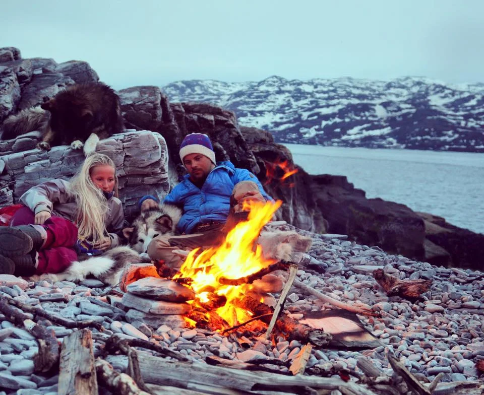 Som man kanskje bytter på resturantene man besøker, bytte vi på omgivelsene hvor vi båler. Her har vi trukket oss ned til fjæra på sommerbeitet for en sen kveld. 