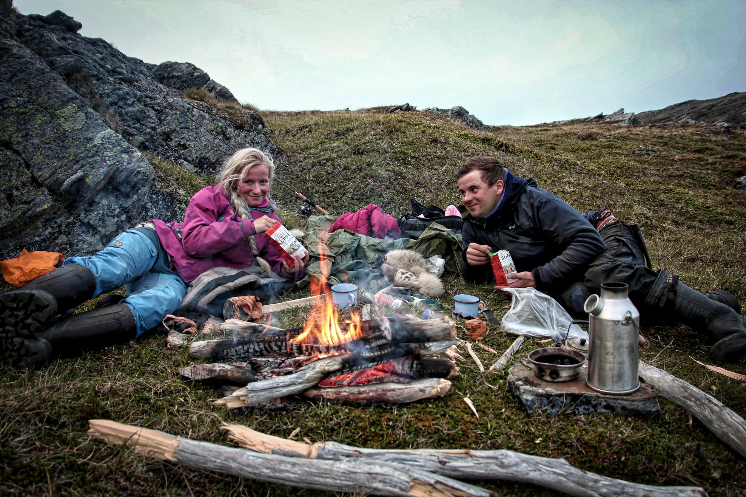 Ikke alltid trenger det å være store forberedelsene for å dra på date. Denne var mer eller mindre spontan og det eneste vi hadde i sekken var en Real Turmat hver, og litt kaffe. Veden fant vi av gamle gjerdestolper som ligger samlet rundt på vidda i hauger.