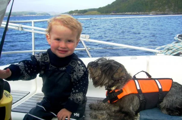 Birk sin aller første seiltur. Vi seilte en hel helg og sov i båten. 