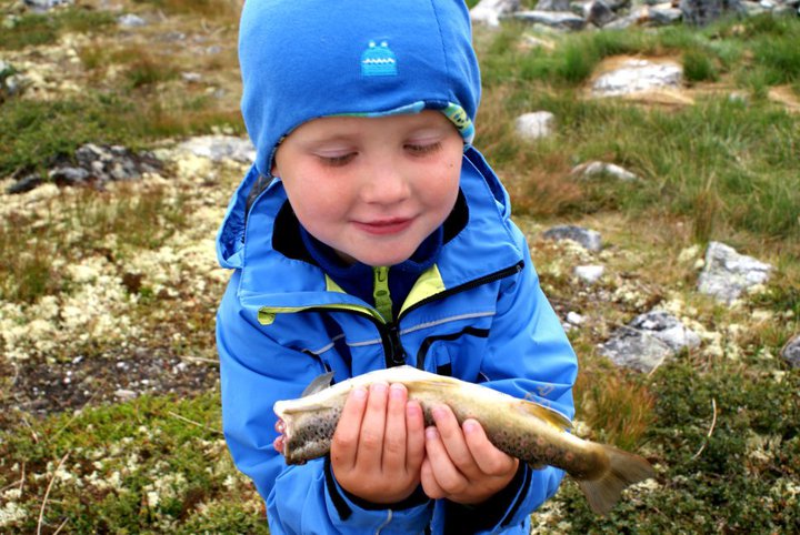 Dette er én av maange fangster igjennom en ti-års barndom.