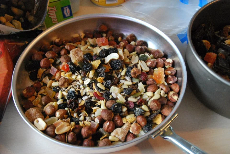 Nøtter og tørka frukt har høyt kaloriinnhold, og nøtter er spesielt rik på fett. Sunt fett vel og merke..