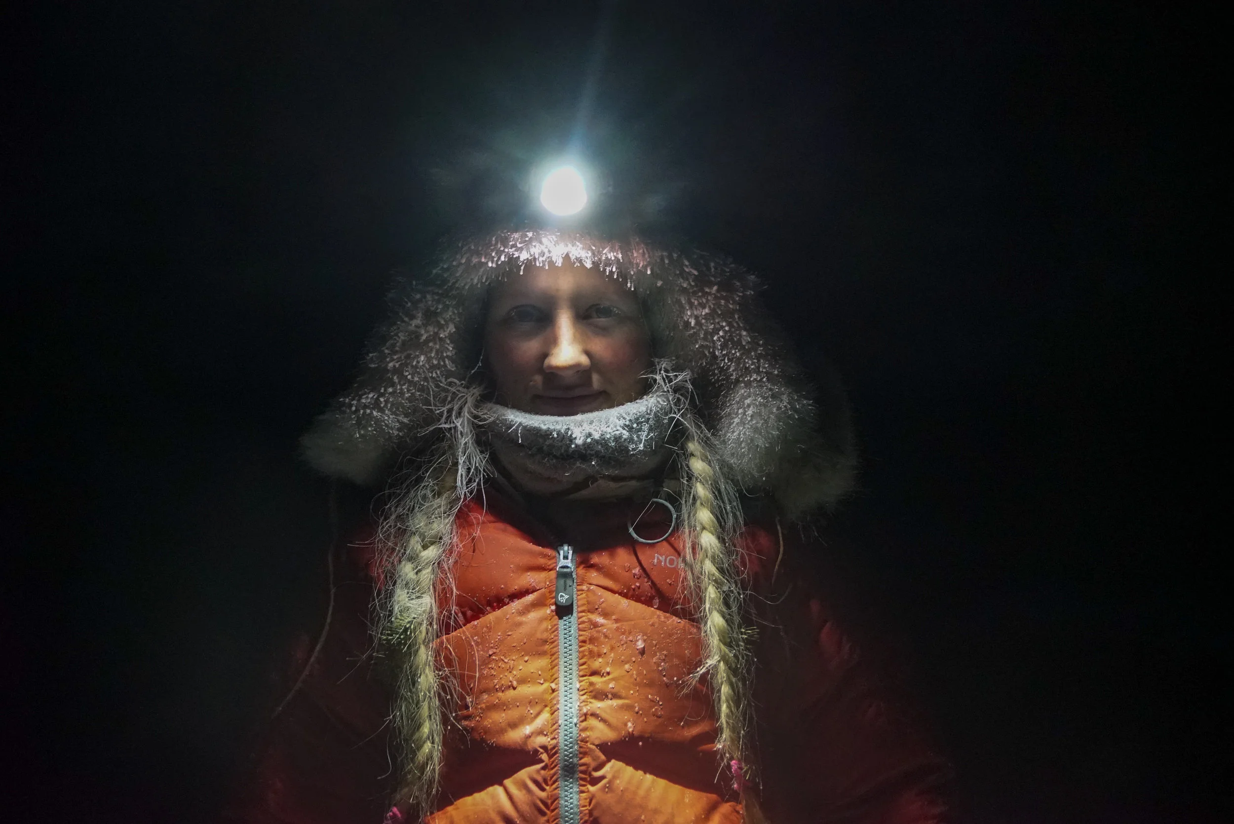 Vinterstid var det dunjakka “Trollveggen” fra Norrøna som ble mest brukt og skinnlue fra Ravdol Design (egen nettbutikk).
