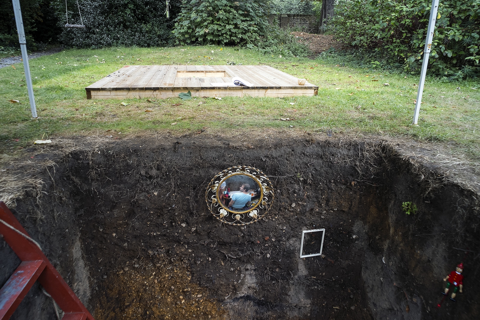 Hole and its lid.