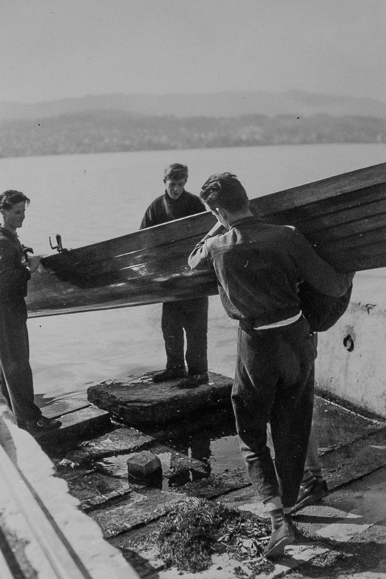 Das Boot musste über die Seestrasse undzum See hinunter getragen werden. Es gab noch keinen Steg zum einwassern.