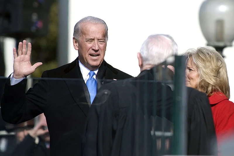 800px-Joe_Biden_sworn_in_1-20-09_hires_090120-N-0696M-204a.jpg