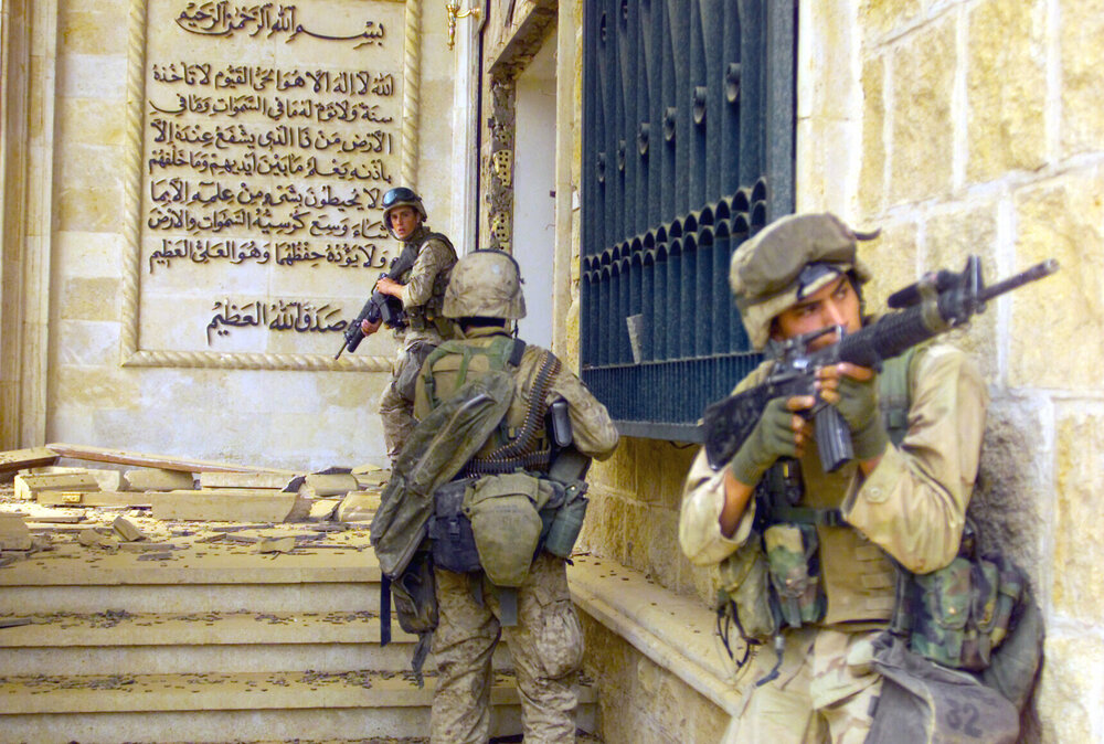 Marines_in_Saddams_palace_DM-SD-04-12222.jpg