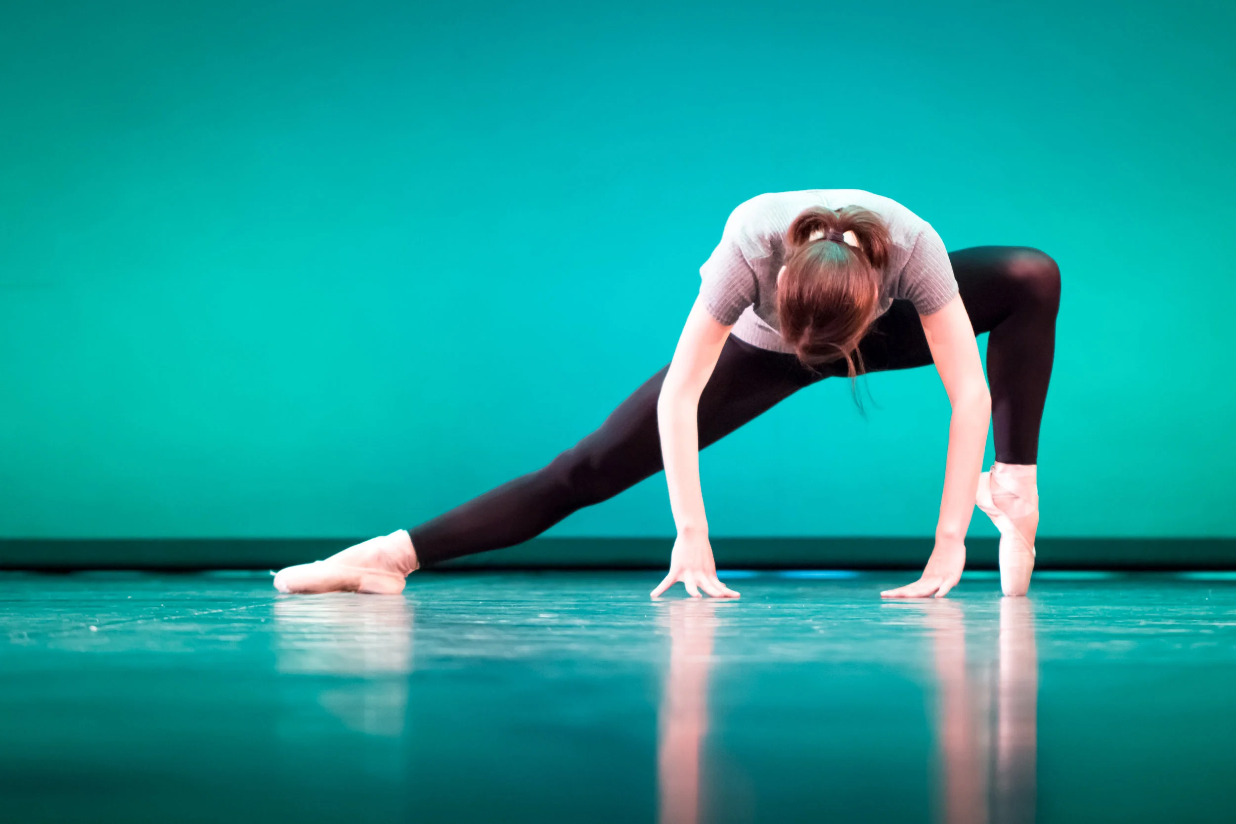 modern-style-woman-dancer_t20_z9R2va.jpg