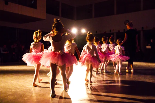 girls-performance-lights-children-dancers-ballerinas_t20_mvE8ol_EDITED.jpg