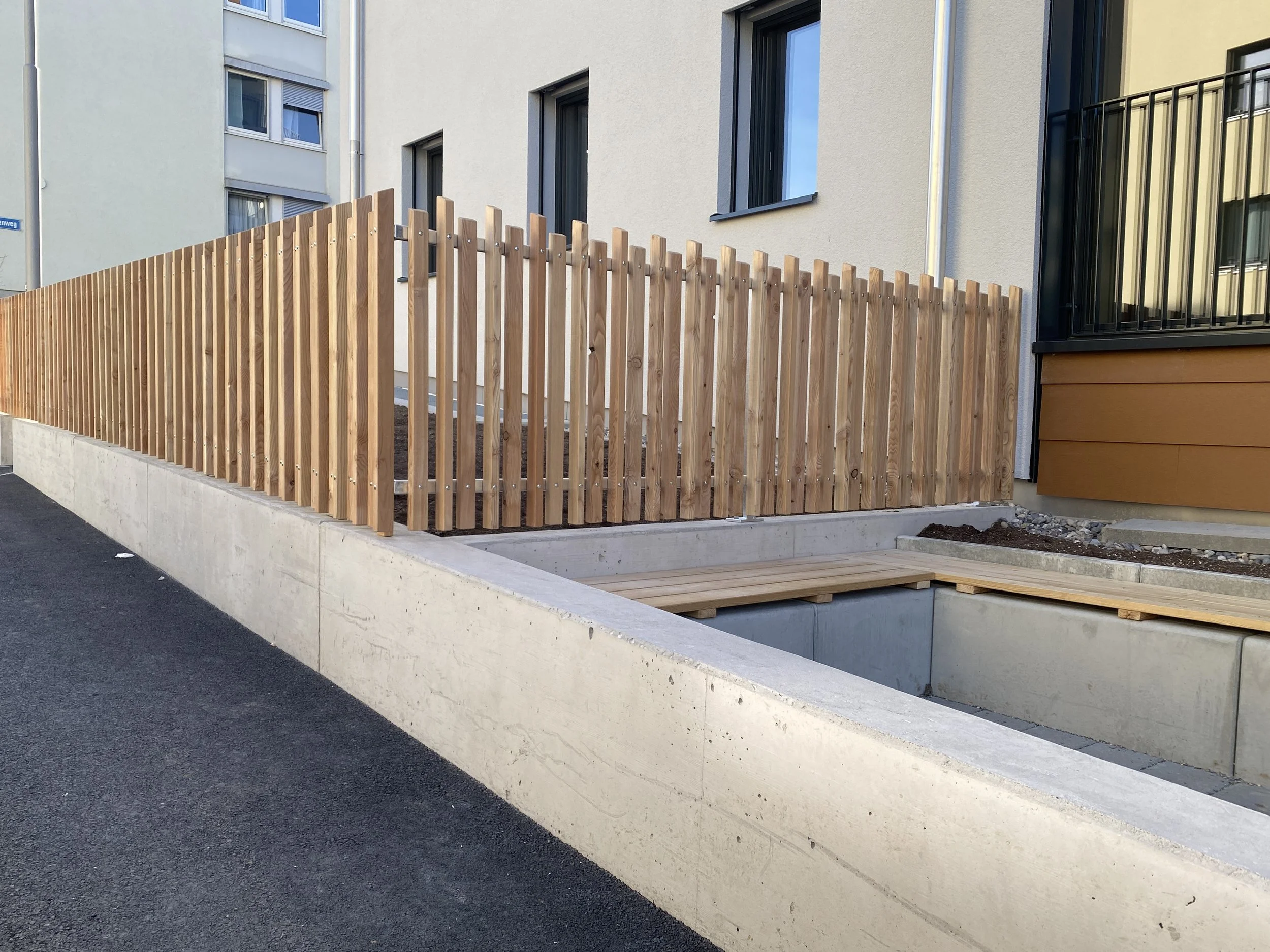 Staketenzaun aus Lärche gehobelt / Natur