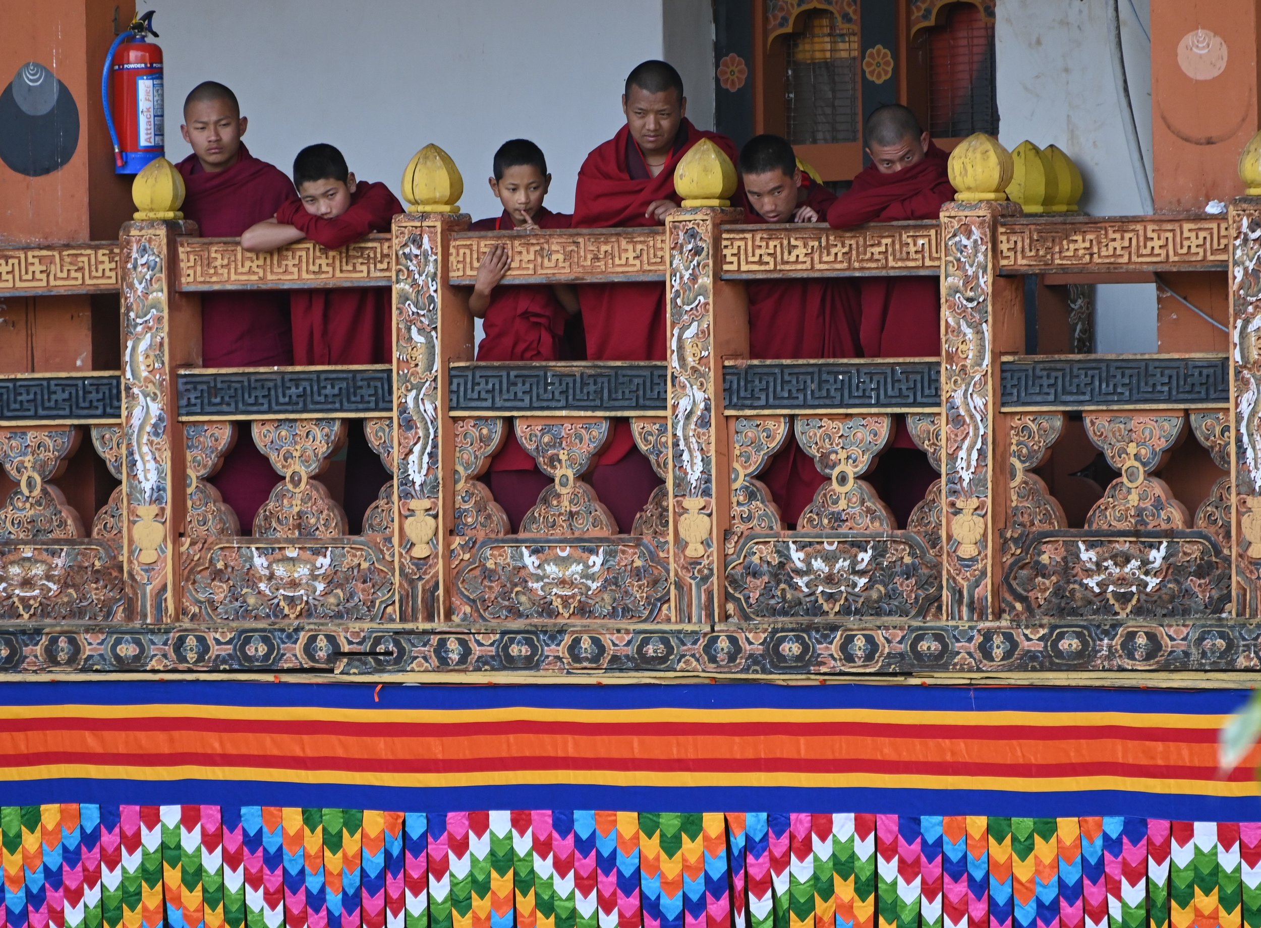 ADSC_0998monks at balcony - Copy.jpg