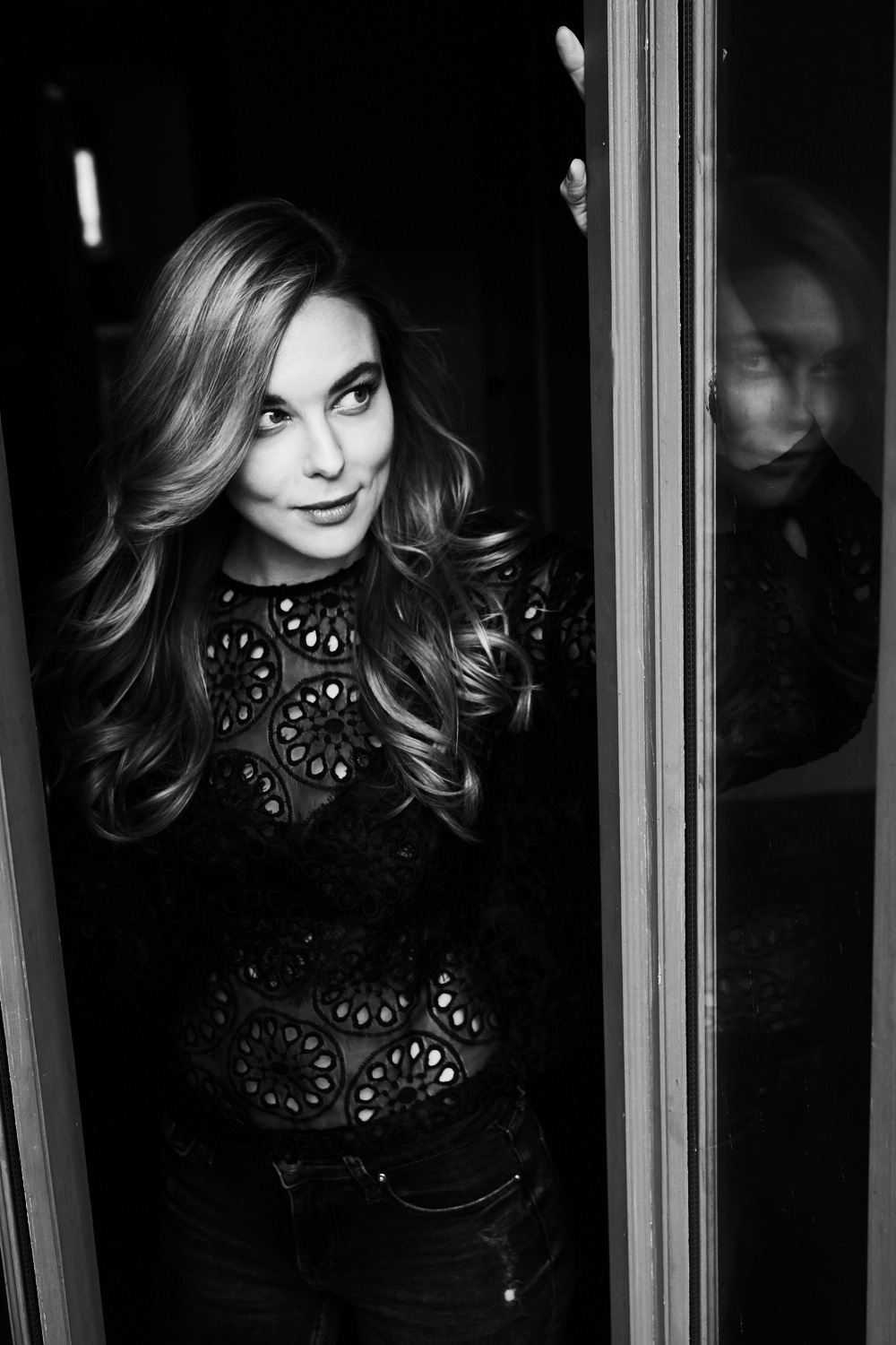 Anna_Nalick_Black_Shirt_Window_1391_RT.jpg