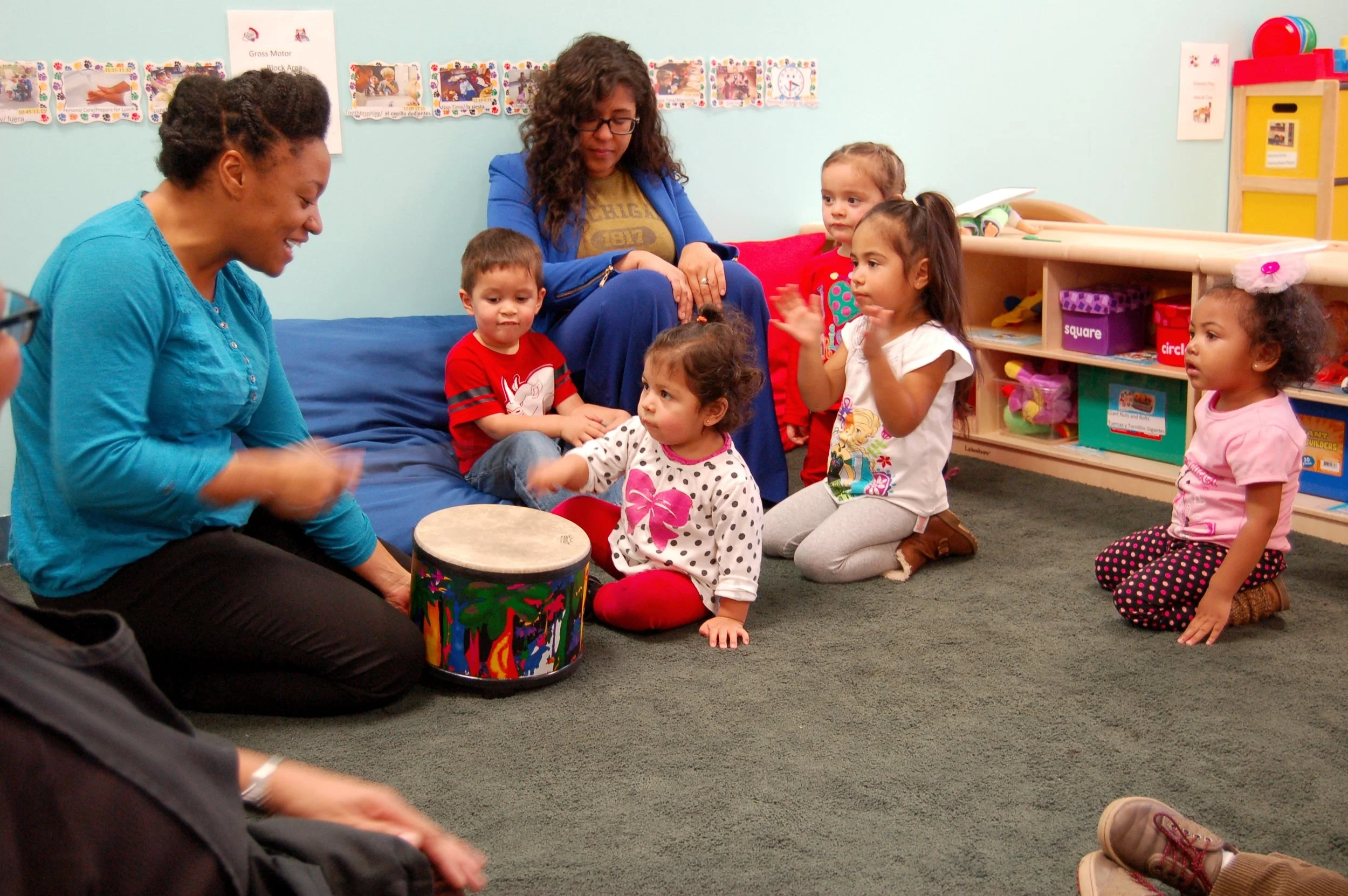Detroit Wolf Trap Teaching Artist, Alesha Mickens, leads a Detroit Wolf Trap lesson in a Head Start classroom.