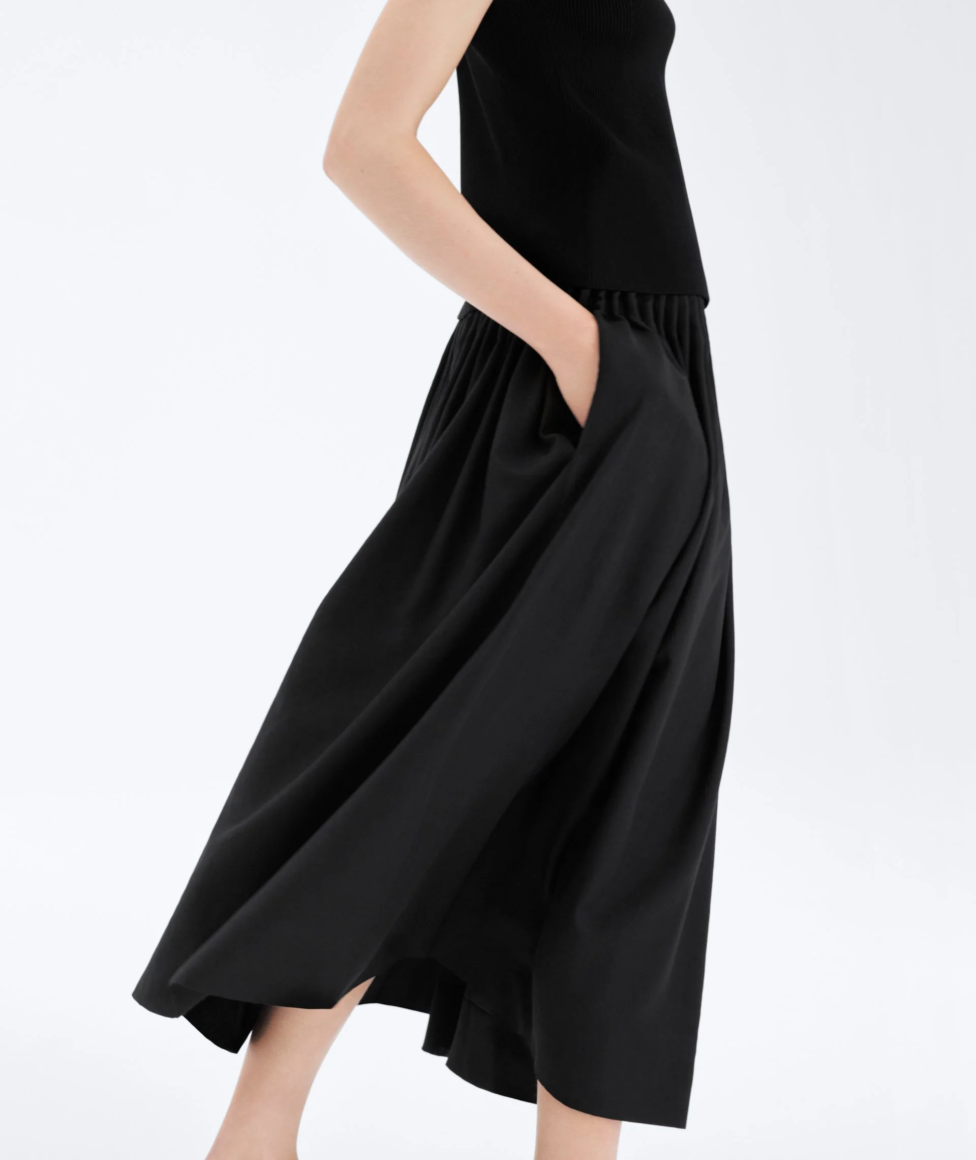 SATHYA TUCK PLEAT SKIRT_148_FABRIC.jpeg