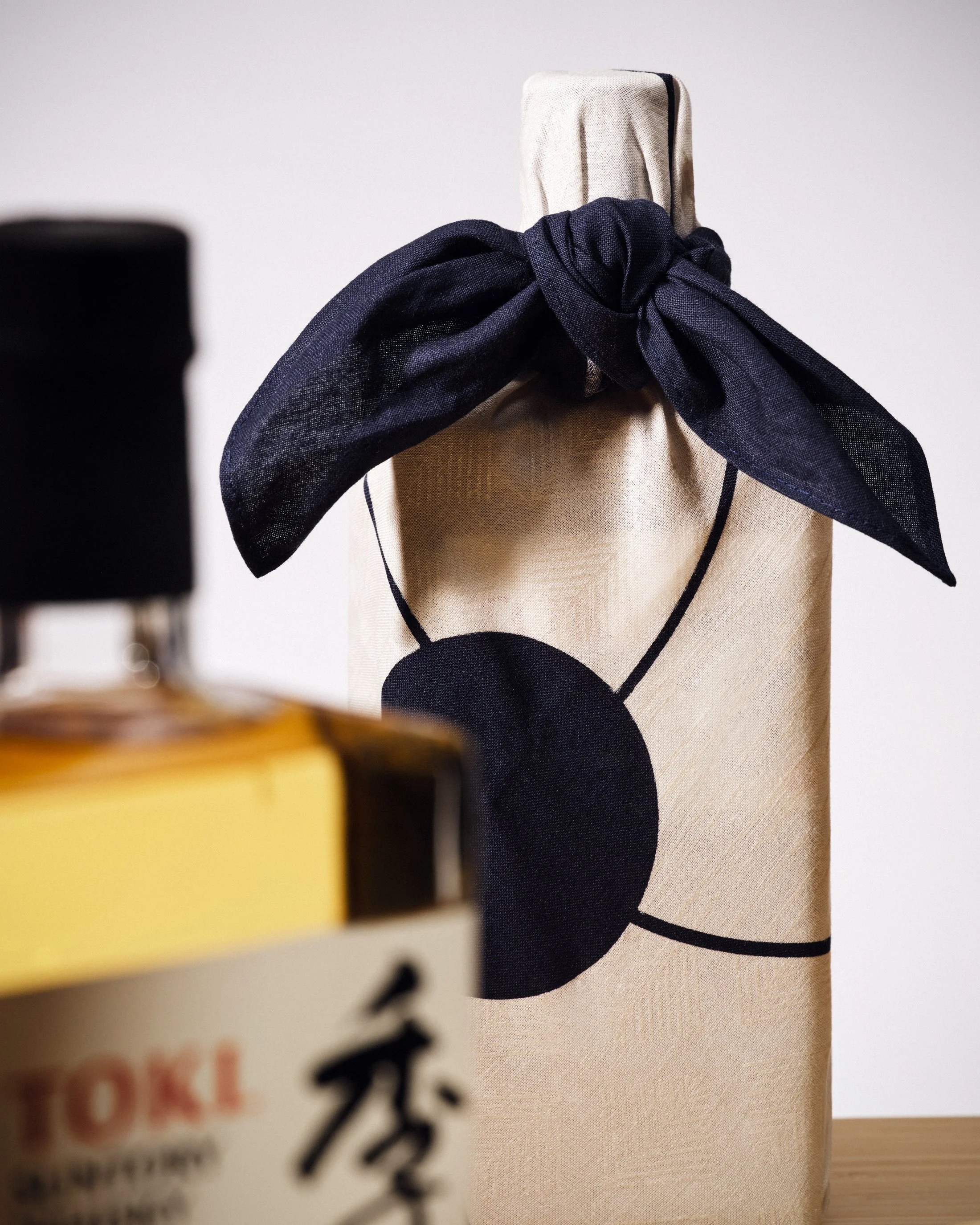 Hakuhodo_Suntory Whisky_Ochugen Gifting_Furoshiki_Carousel_650.jpg