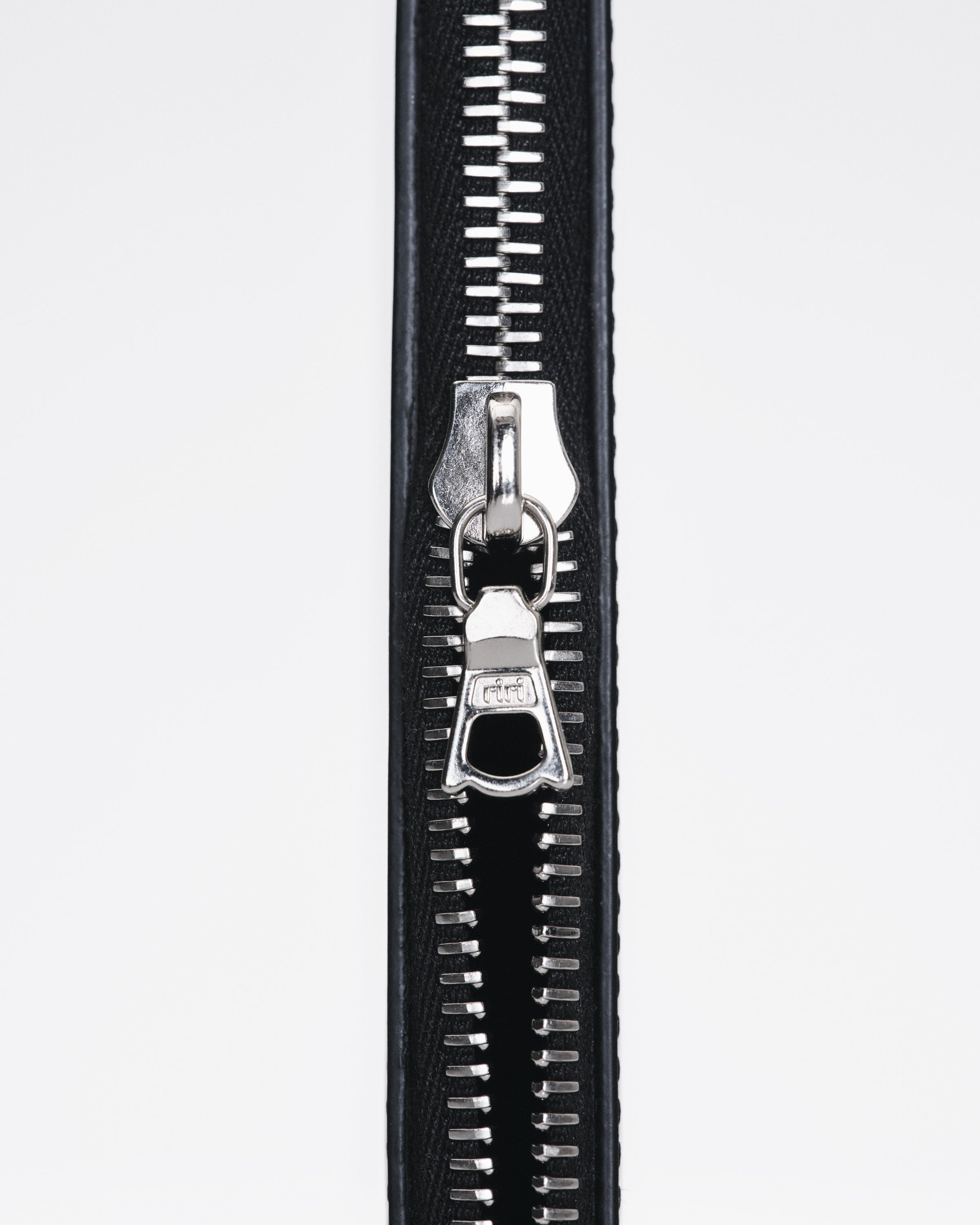 STRATA_CREATIVE_ZIP LEATHER CLUTCH_PATENT LEATHER_652.jpg
