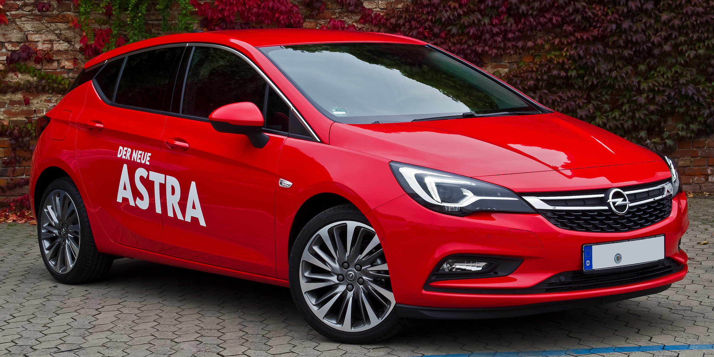 Opel_Astra_1.4_EDIT_ecoFLEX_Innovation_(K)_–_Frontansicht,_10._Oktober_2015,_Düsseldorf.jpg