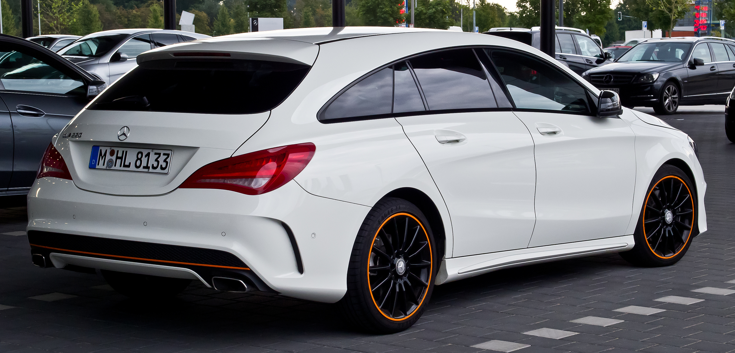 Mercedes-Benz_CLA_220_d_Shooting_Brake_OrangeArt_Edition_(X_117)_–_Heckansicht,_12._September_2015,_Münster.jpg