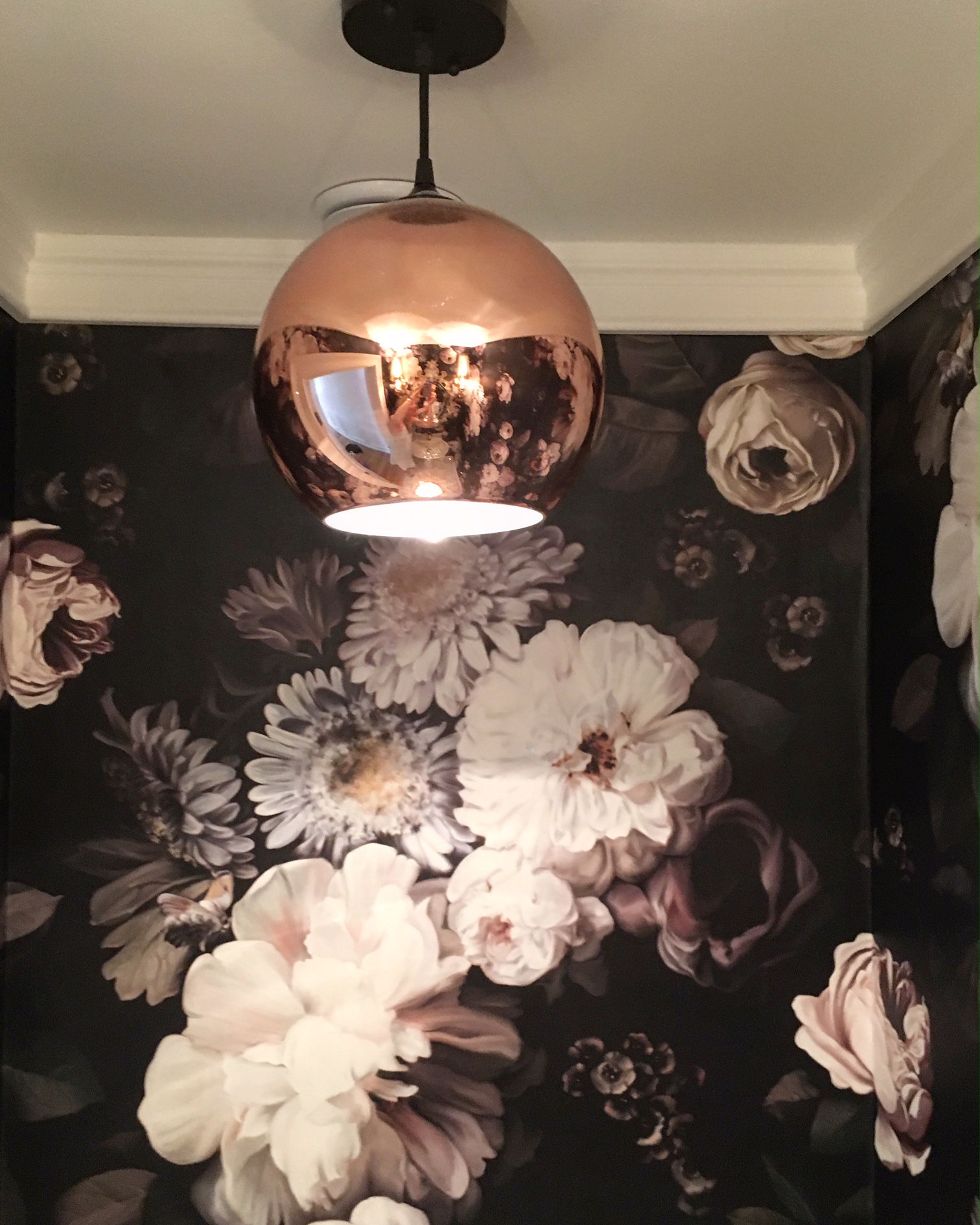The rose gold spotlight over the throne 