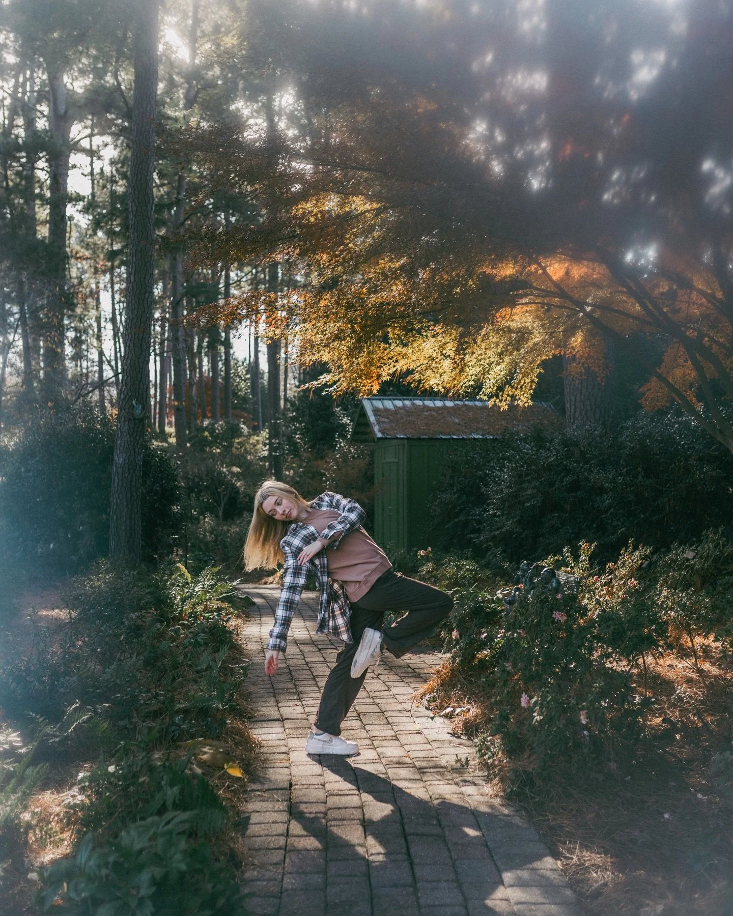 I just can&rsquo;t get over how perfectly the light was shining through the trees for Sydney! 🌅 

&mdash;

#dancephotography #creativephotography #ncphotographer #ncdance #incameraeffects