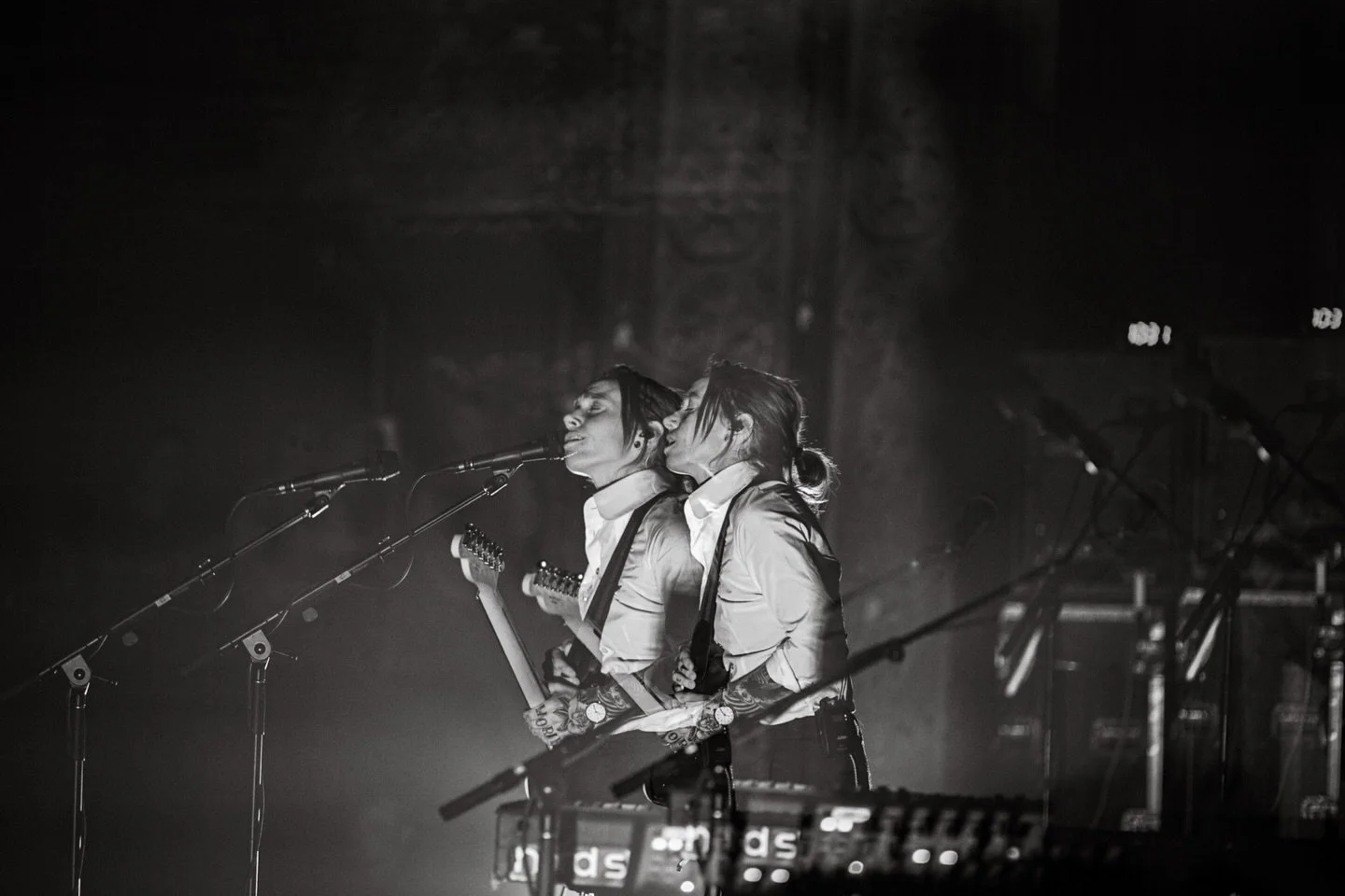 Heyyyy if anyone has a publication hookup (or if you&rsquo;re in a band/work in production or a venue) I really wanna take more concert photos this year 🤗

Here&rsquo;s some in B&amp;W from Julien Baker at Thalia Hall that I&rsquo;m not sure I ever 