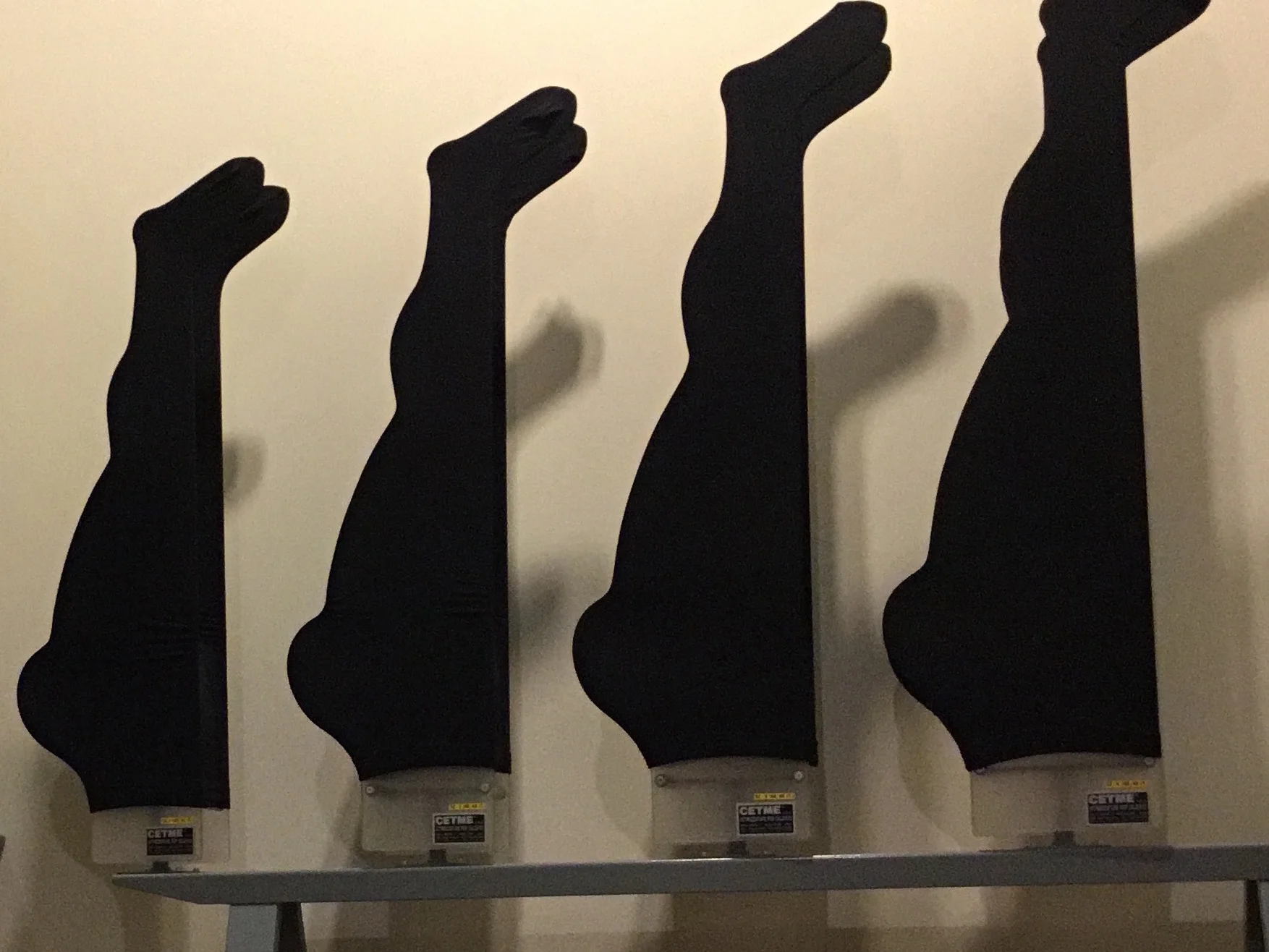 Gabarits pour les tests de collants CETME utilisés dans notre laboratoire pour vérifier les caractéristiques et évaluer la réaction du produit lors d'étirements prolongés.