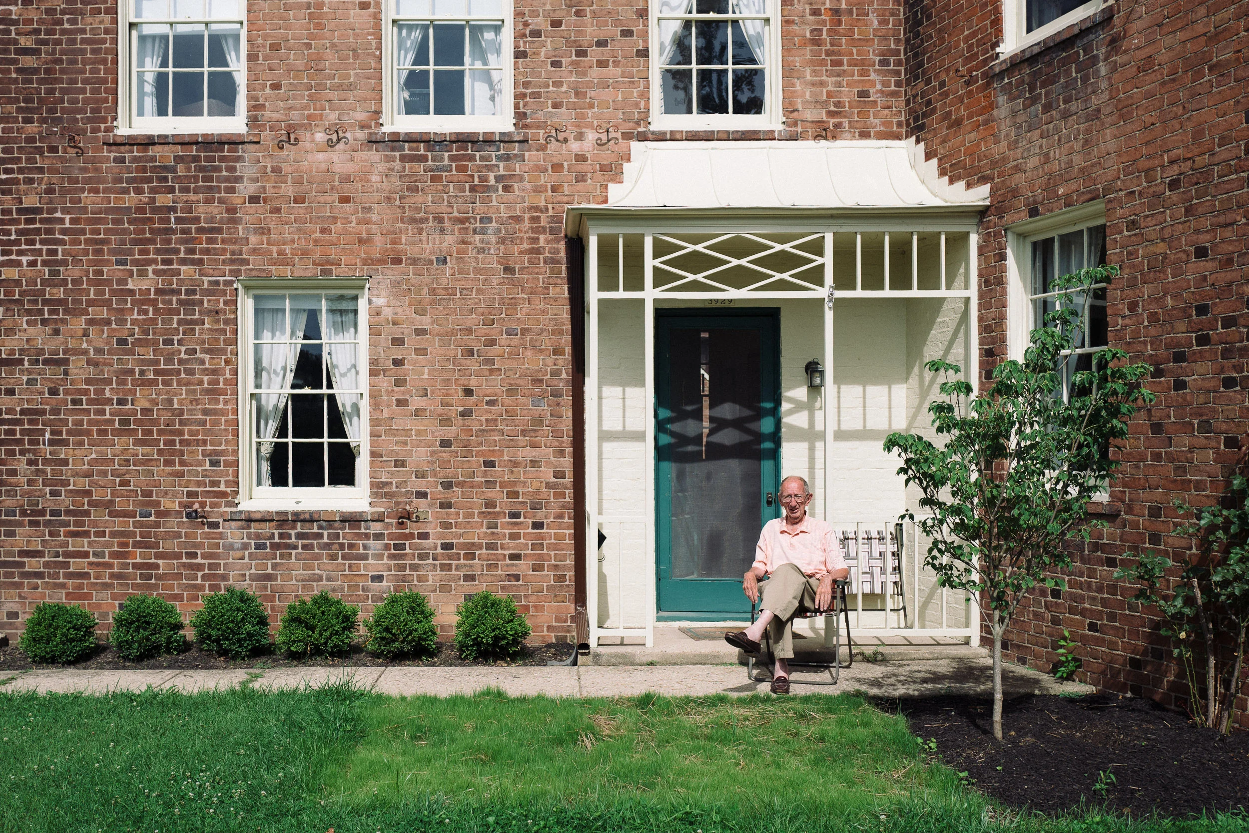 A friendly neighbor greets the Photowalk tour in MariemontPhoto by Chris Glass