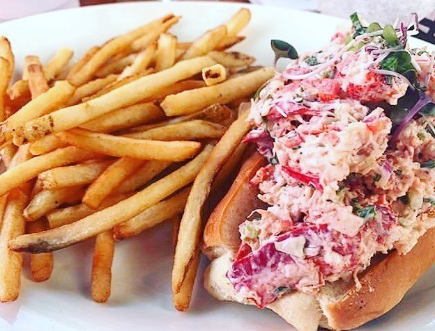 Weekend Special! 🤩 #lobsterroll #special #summersaroundthecorner #open #daily #takeout #lunch #dinner #togo #togofood #togodrinks #margaritagrille #margaritagrillewhb #mainstreet #westhamptonbeach