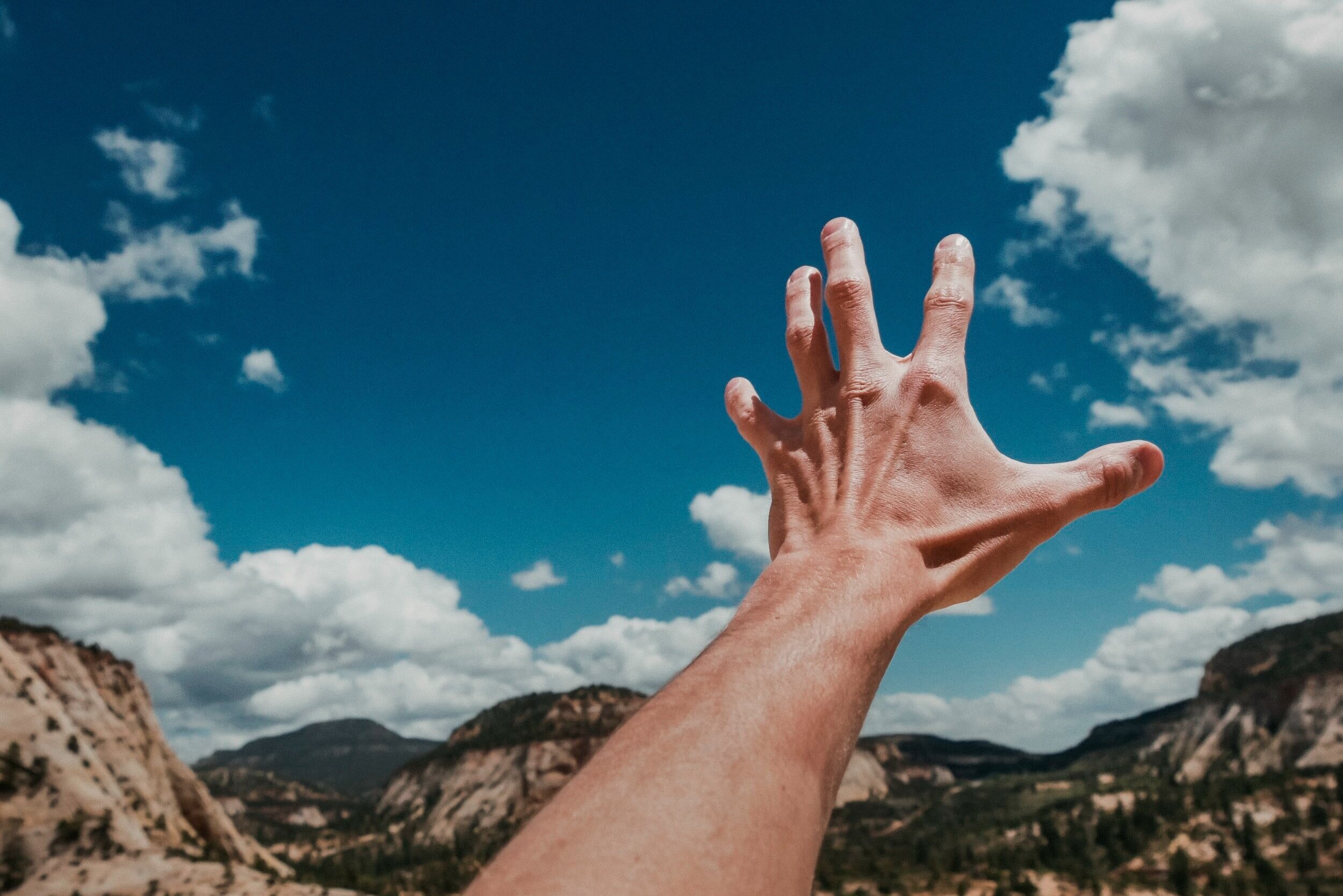 Reach out to me. Руки на фоне гор. Руки к небу фото. Человек протягивает руку в горах. С протянутой рукой на фоне гор.