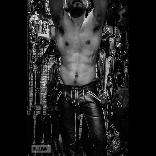 Model: @mdrnmstry
#bulldawg #bulldawgstudio #daddybulldawg #photography #malephotography #beard #menwithbeards #beardedimages #beardedphotographer