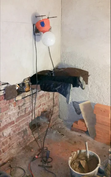 Det gäller att inte vara rädd för trånga utrymmen.. Emelie inuti bakugnen på Villa Strömsfors.