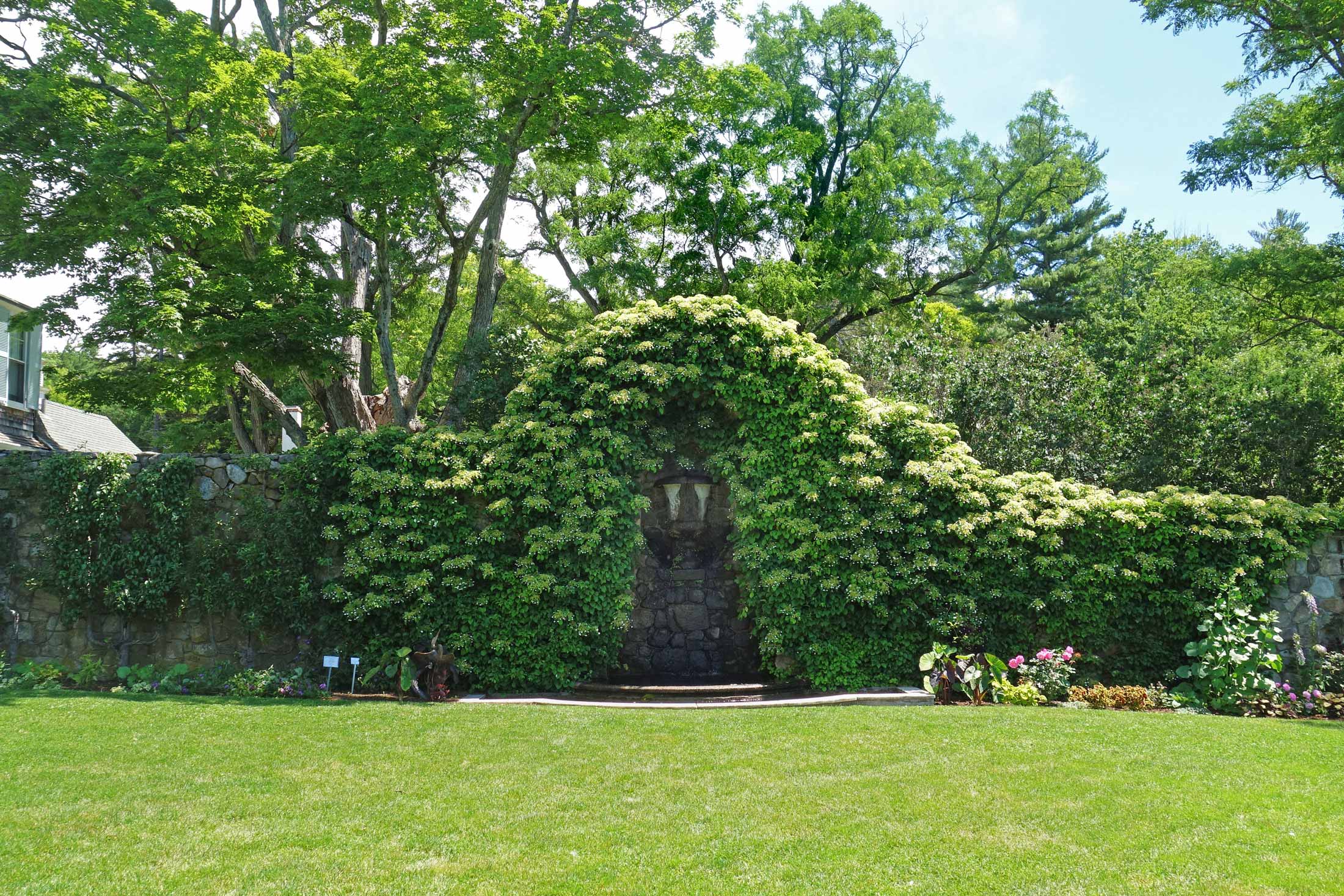 The-Fells-Rose-Gardens-and-Fountain.jpg