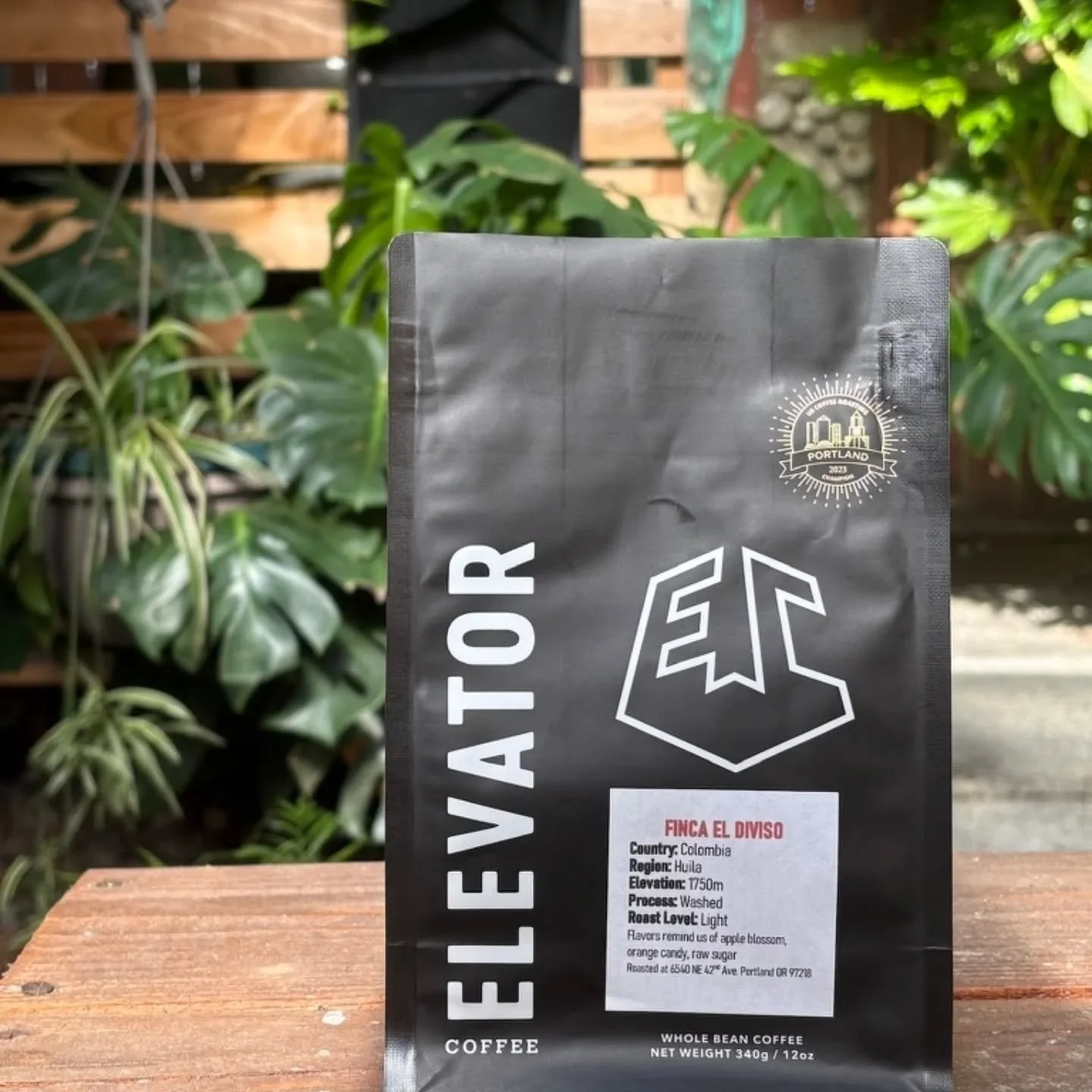 Our @fincadiviso Jose Uribe Lasso Caturra is tasting fantastic right now.

Powerful floral aromatics, very pleasant citric acids, lots of sweetness, and a lingering chocolate finish. It's very clean and structured.

(Try it along with our very limite