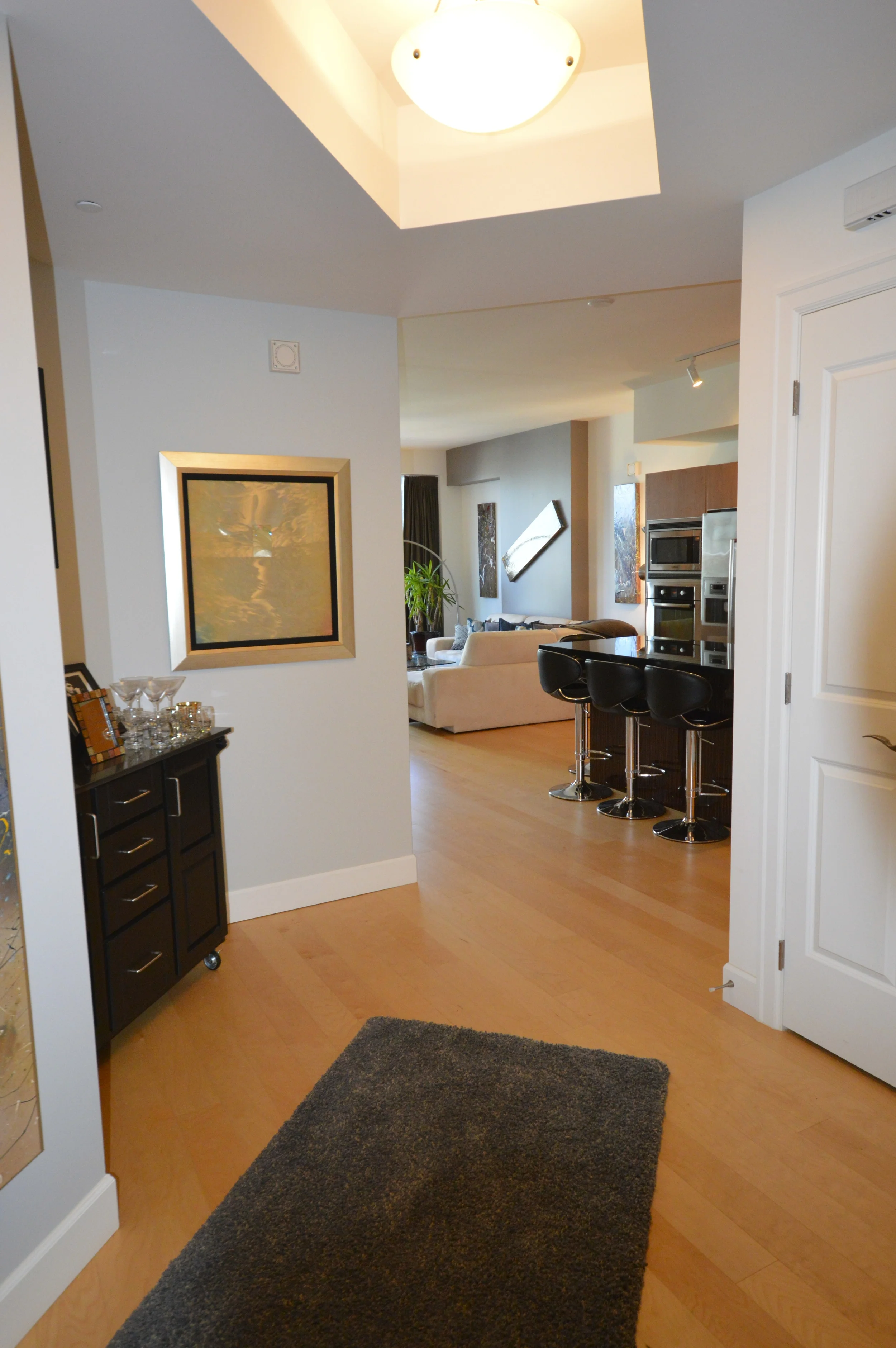 910 entry hall.jpg