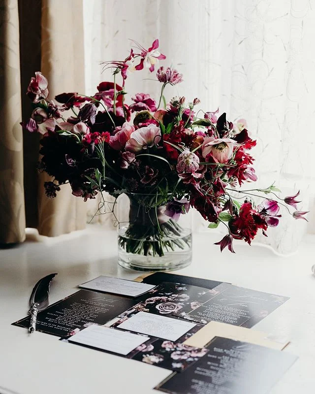 When the NOLA bride wants to incorporate New Orleans symbols “but elegant, not like mardi gras threw up on an invite”
🖤🖤🖤🖤🖤@avvino
📷@trevor_mark
.
.
.
#moody #dark #romance #romantic #roses #floral #nola #design #invitationsuite #gorgeous #bride #wedding #style
