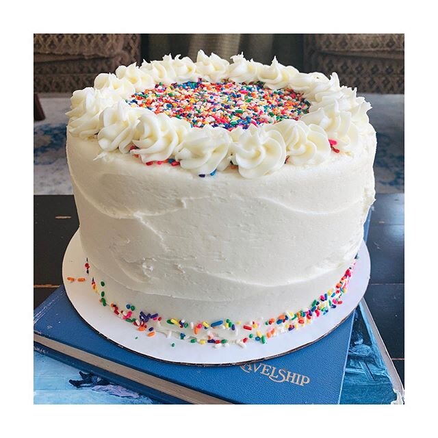 On Wednesdays, we eat cake. 🥳 Funfetti &amp; Peanut Butter Chocolate Oreo cakes available at Towncenter! ✨
.
.
.
.
#heritagehouse #heritagehousecoffeeandtea #hhriverfront #hhtowncenter #local #shoplocal #supportlocal #localbusiness #shoptuscaloosa #